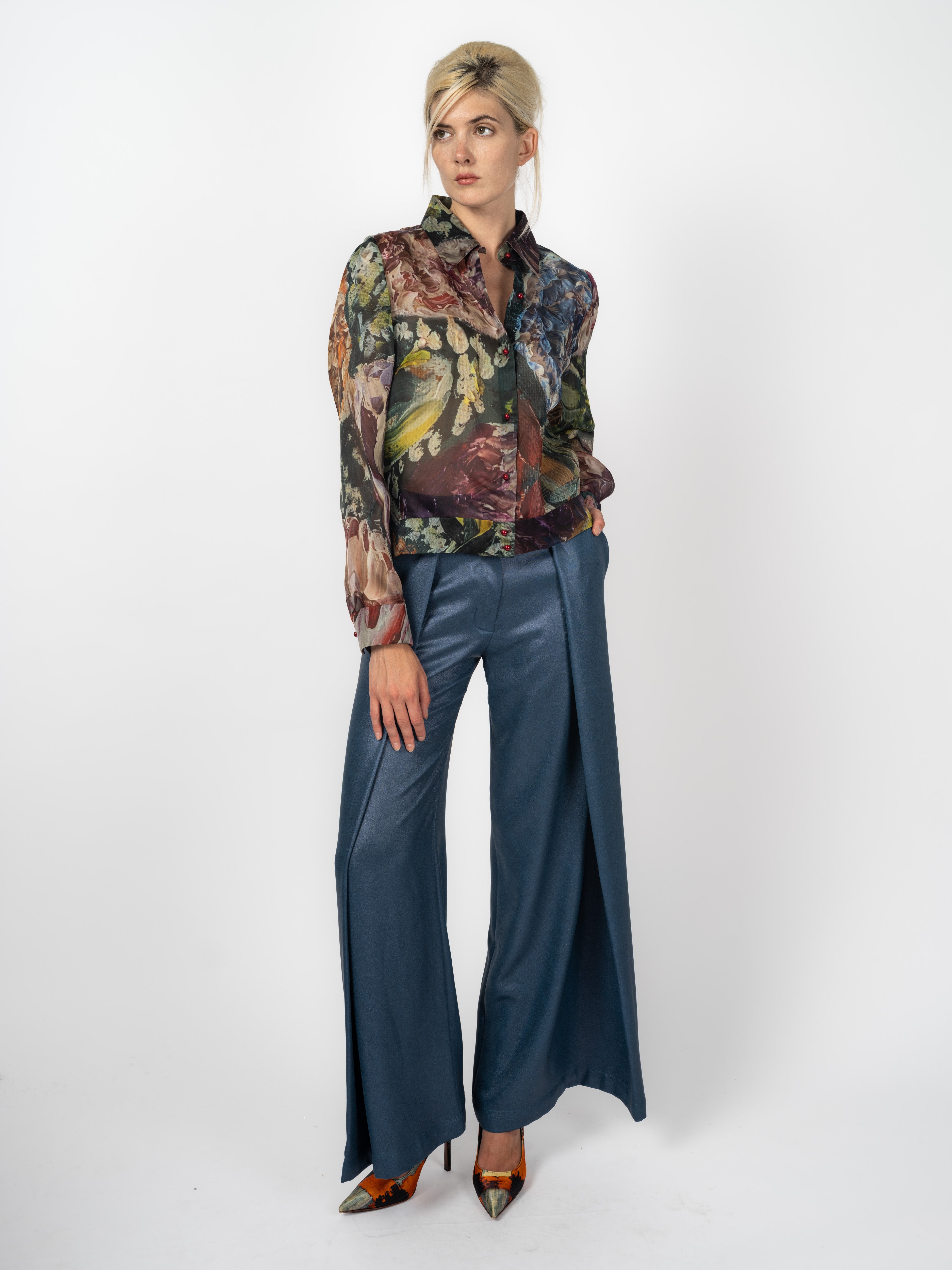 Seidenbluse aus Organza mit künstlerischem Blütenmotiv und Seidenhose Rauchblau mit weitem Bein von Maya Seyferth, Gesamtlook