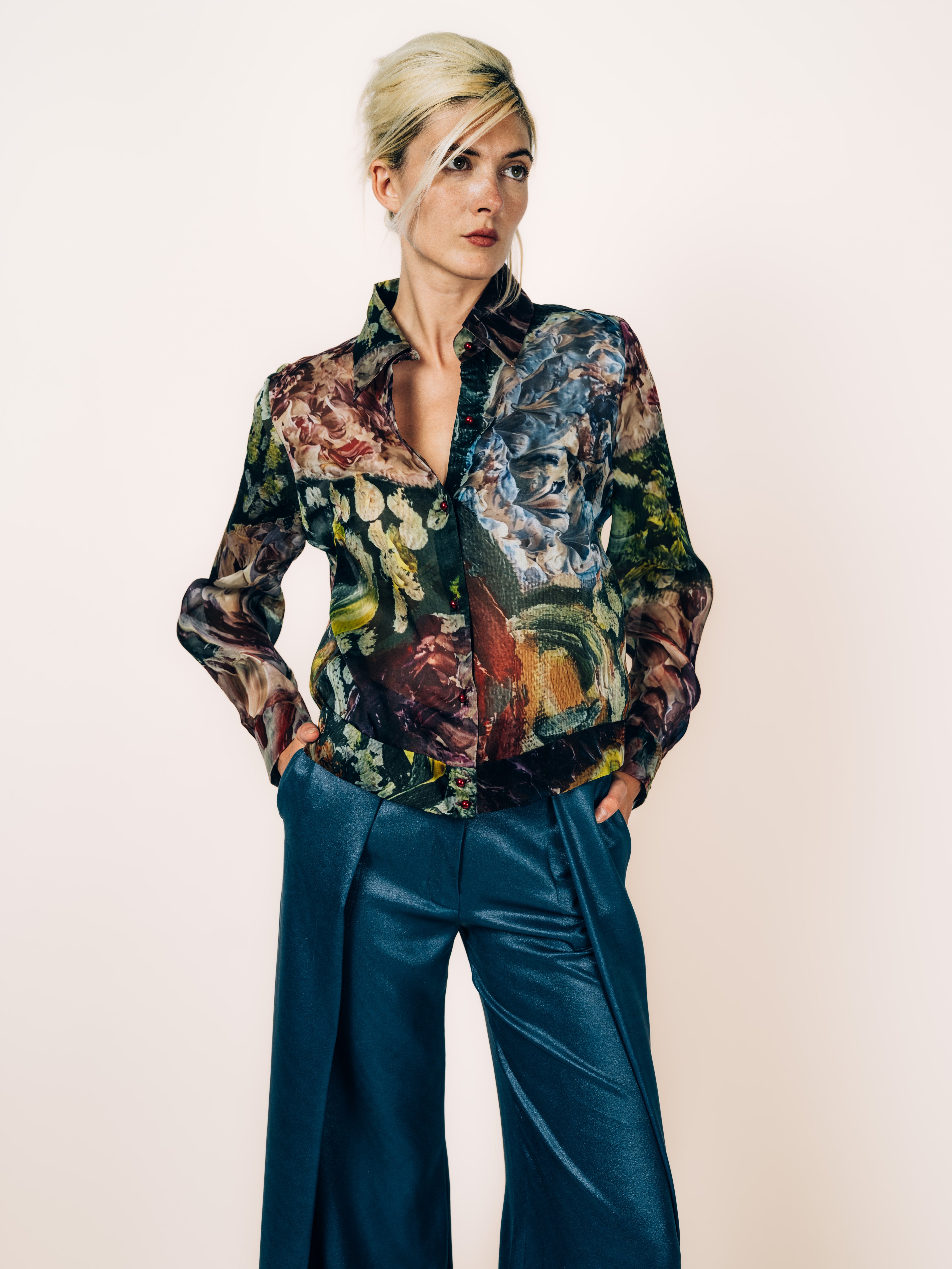 Detail Seidenbluse Organza mit Blütenmotiv und Knöpfen in Bordeaux von Maya Seyferth