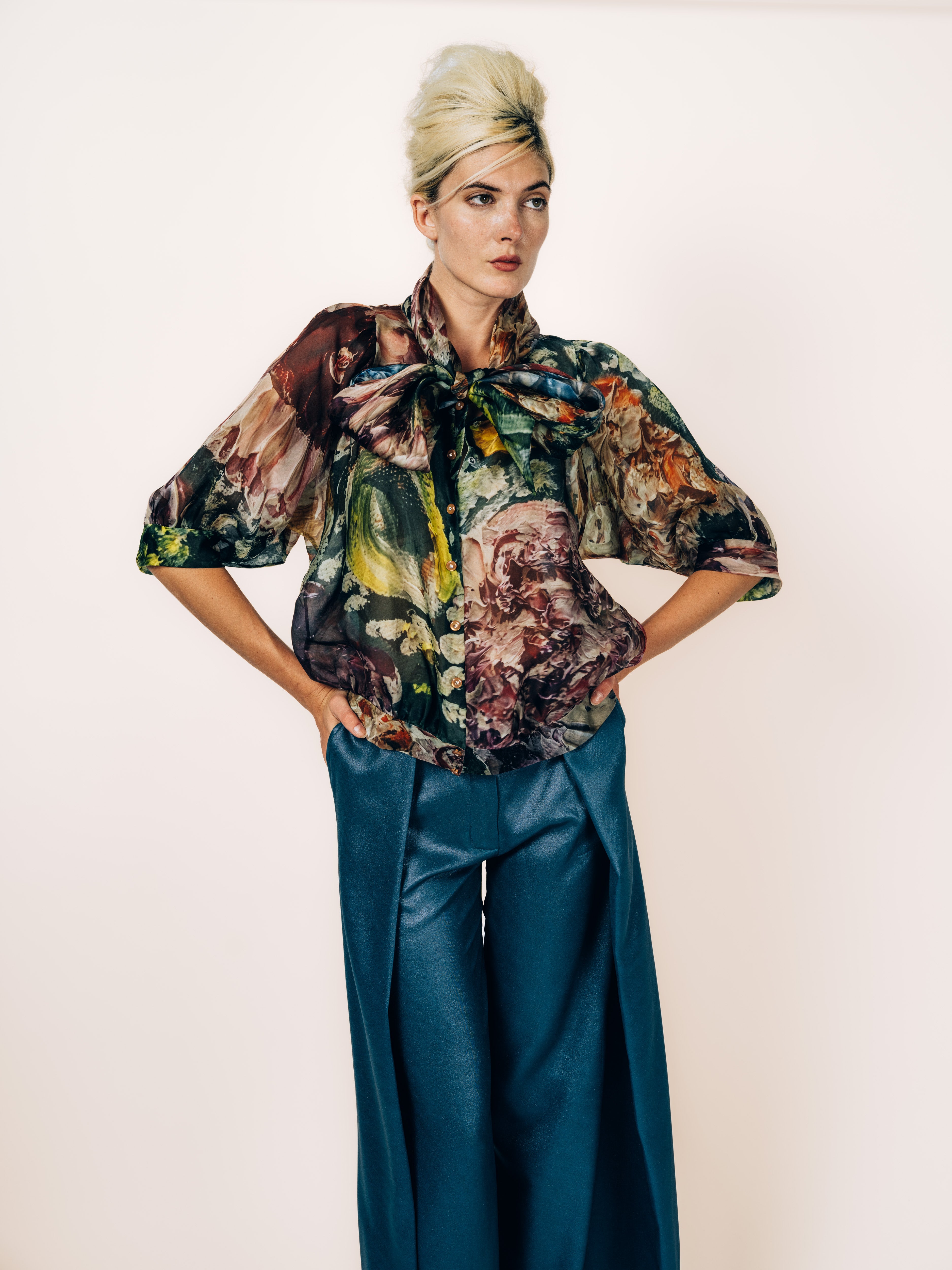 Schluppenbluse Kurzarm aus Seidenorganza mit künstlerischem Blütenmotiv und Seidenhose Rauchblau von Maya Seyferth