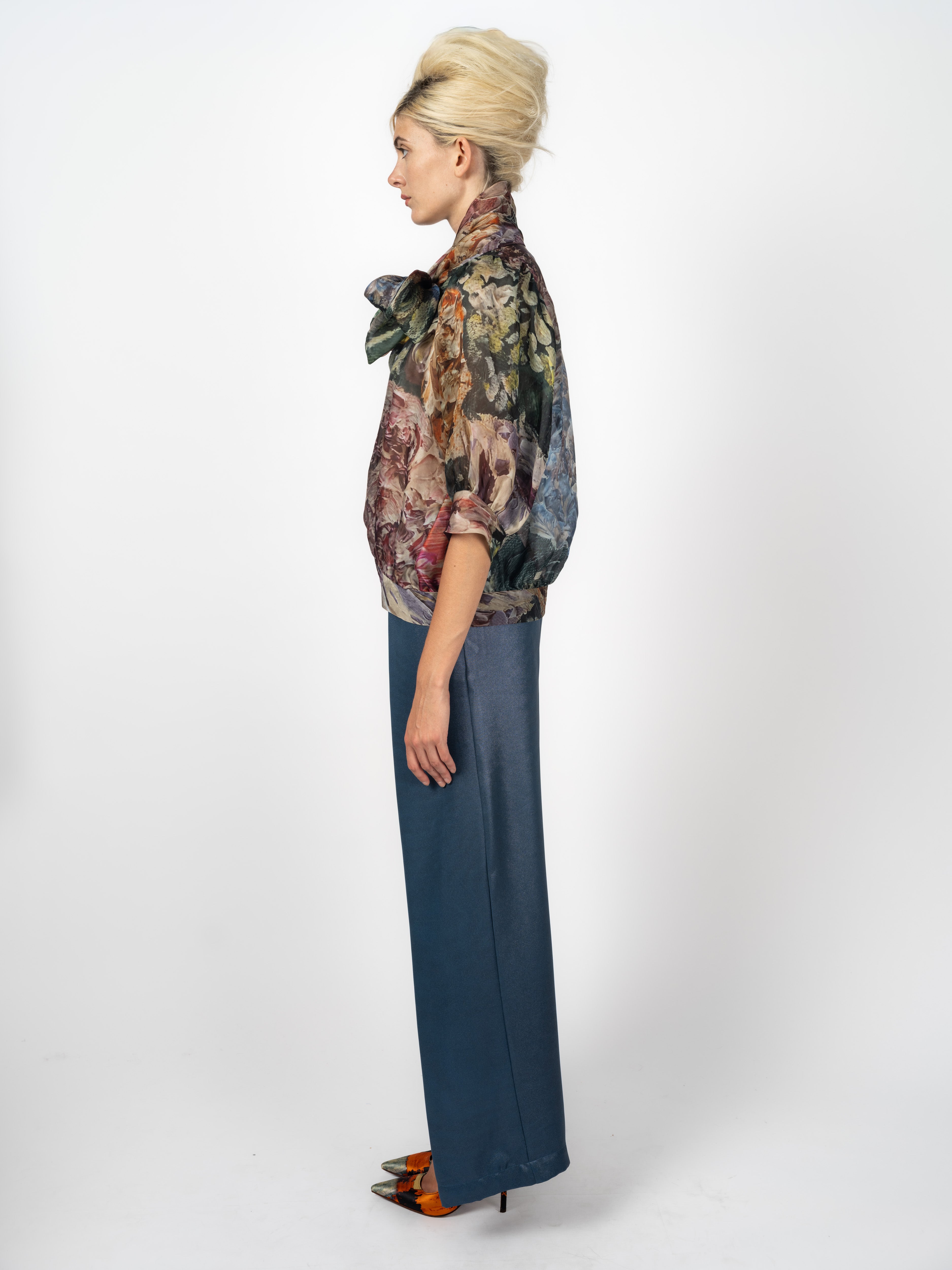 Seidenhose Rauchblau mit weitem Bein und seitlicher Stoffbahn von Maya Seyferth