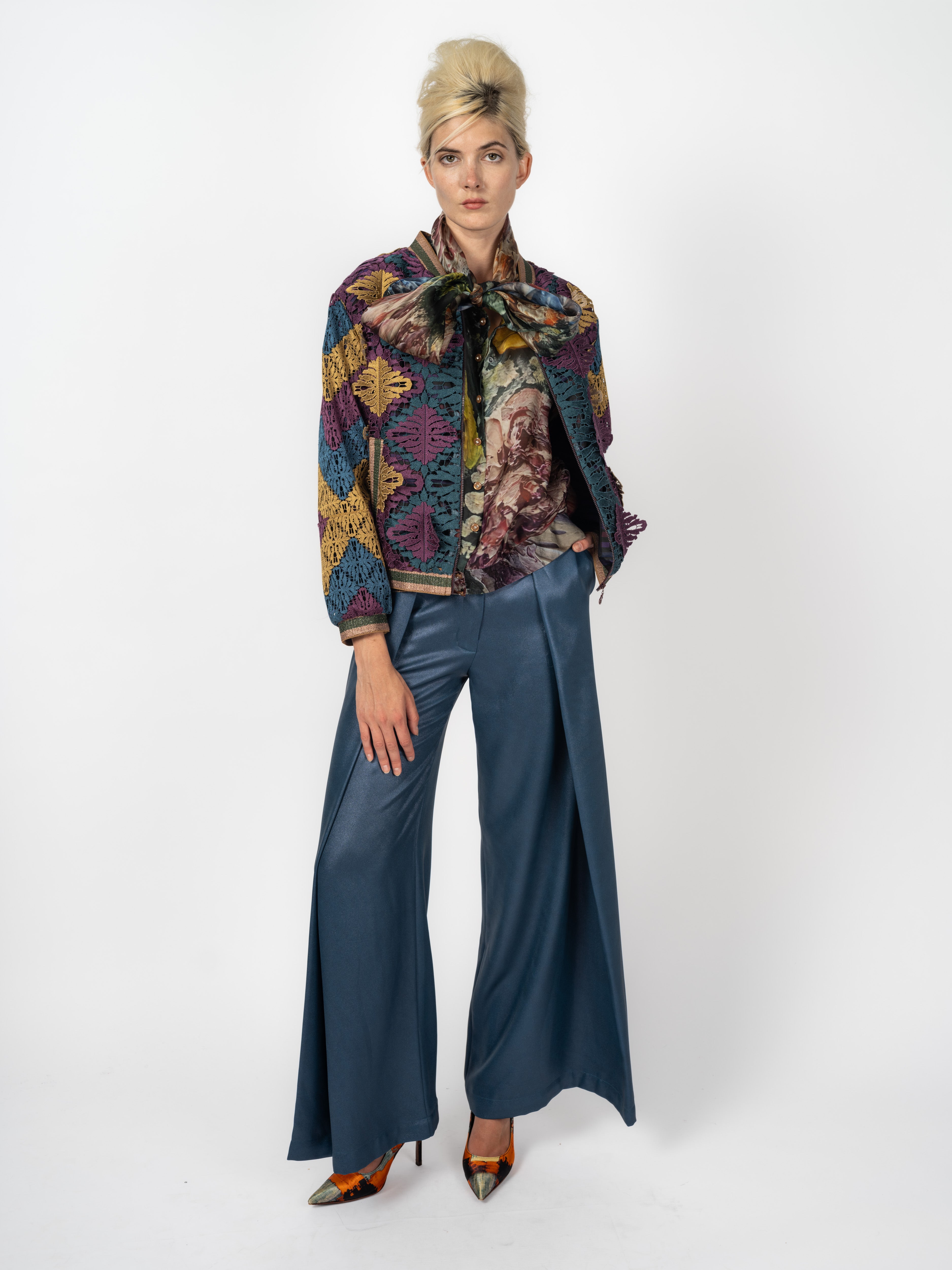 Bomberjacke aus St. Galler Stickerei in Petrol, Aubergine und Gold mit Organza-Schluppenbluse und Seidenhose von Maya Seyferth