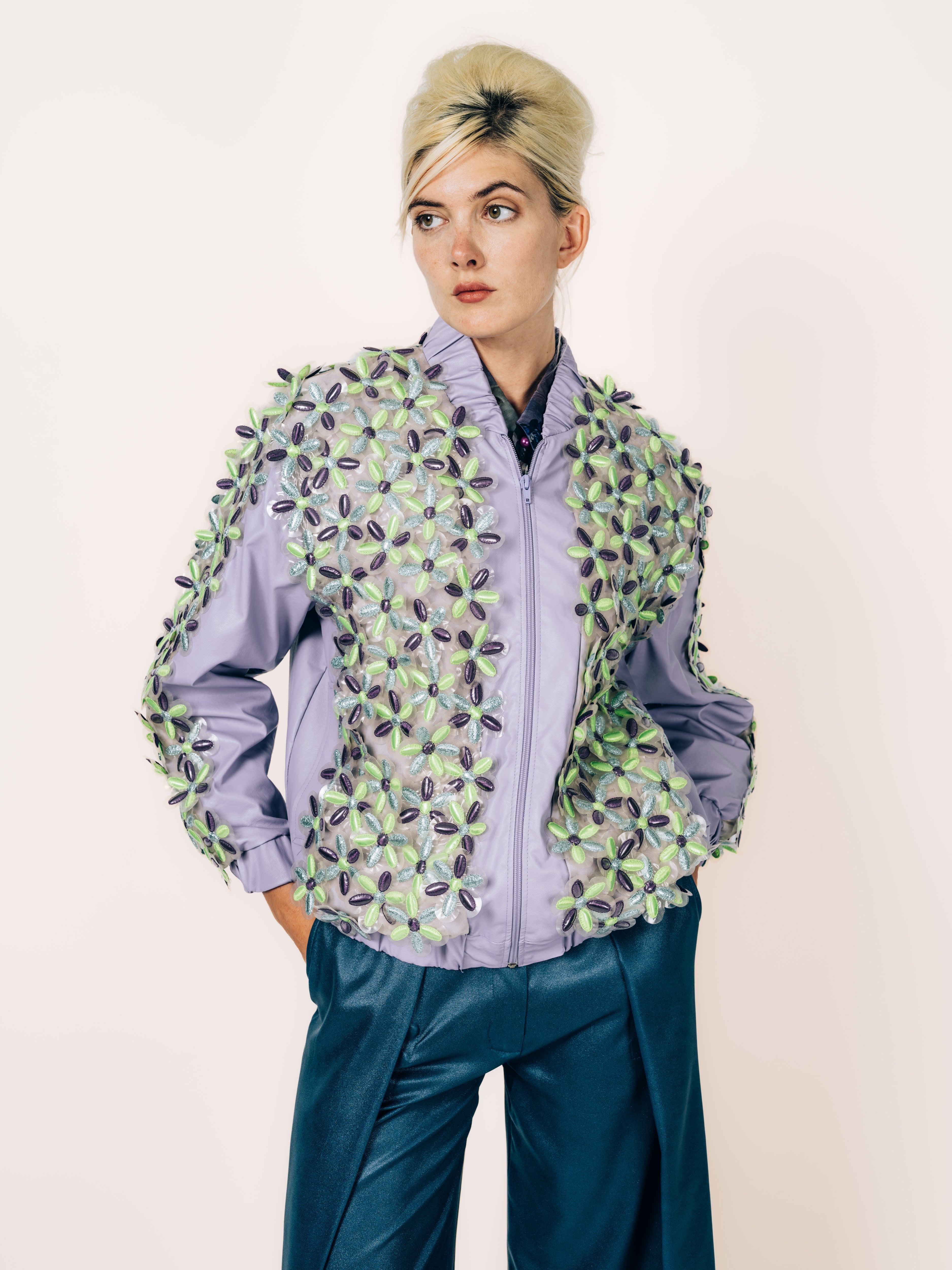 Bomberjacke Flieder mit 3D-Blüten aus veganem Leder und Seidenhose Rauchblau von Maya Seyferth