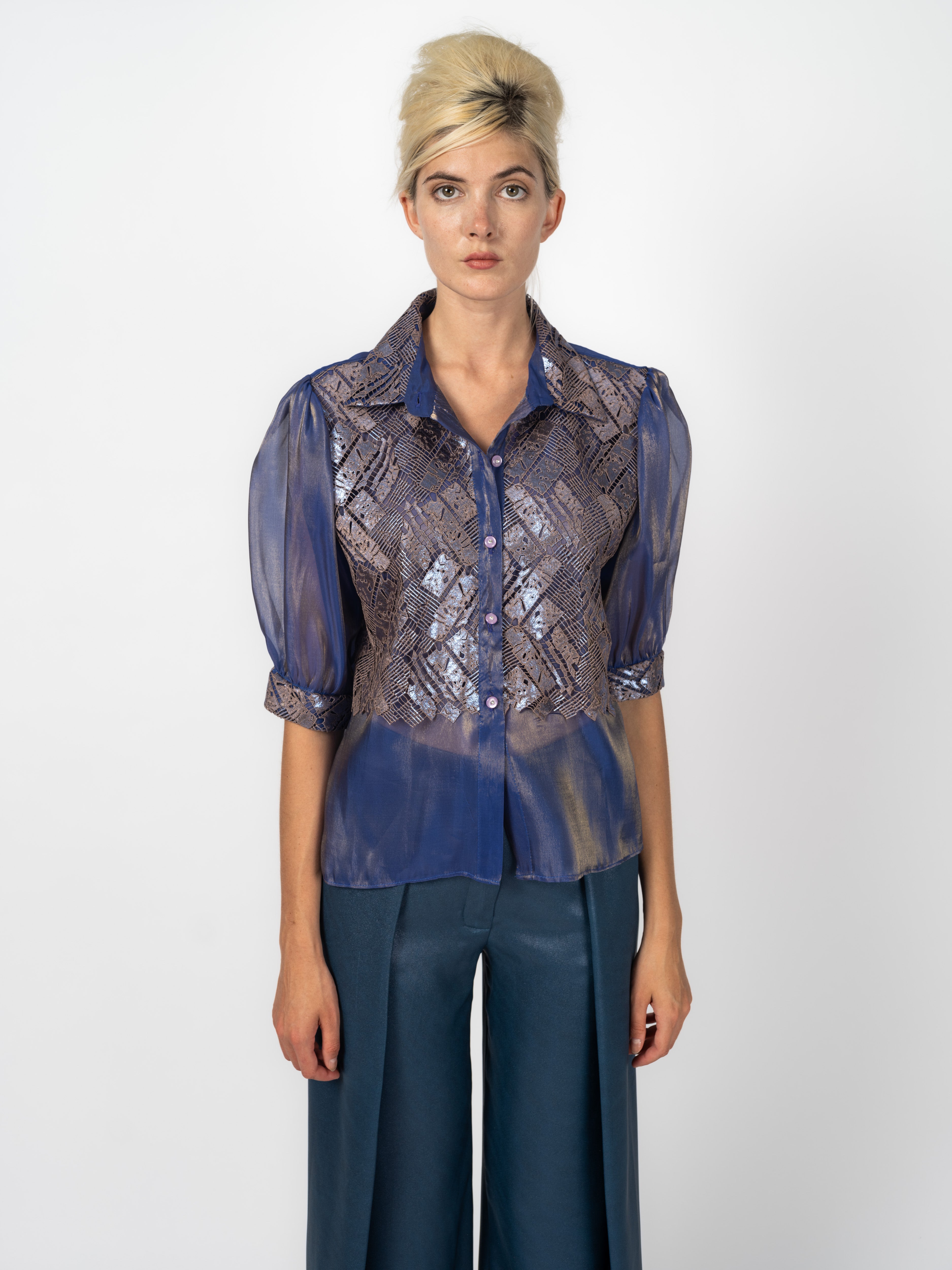 Organzabluse Violett aus Seide mit Metallic-Stickerei und Seidenhose Rauchblau von Maya Seyferth
