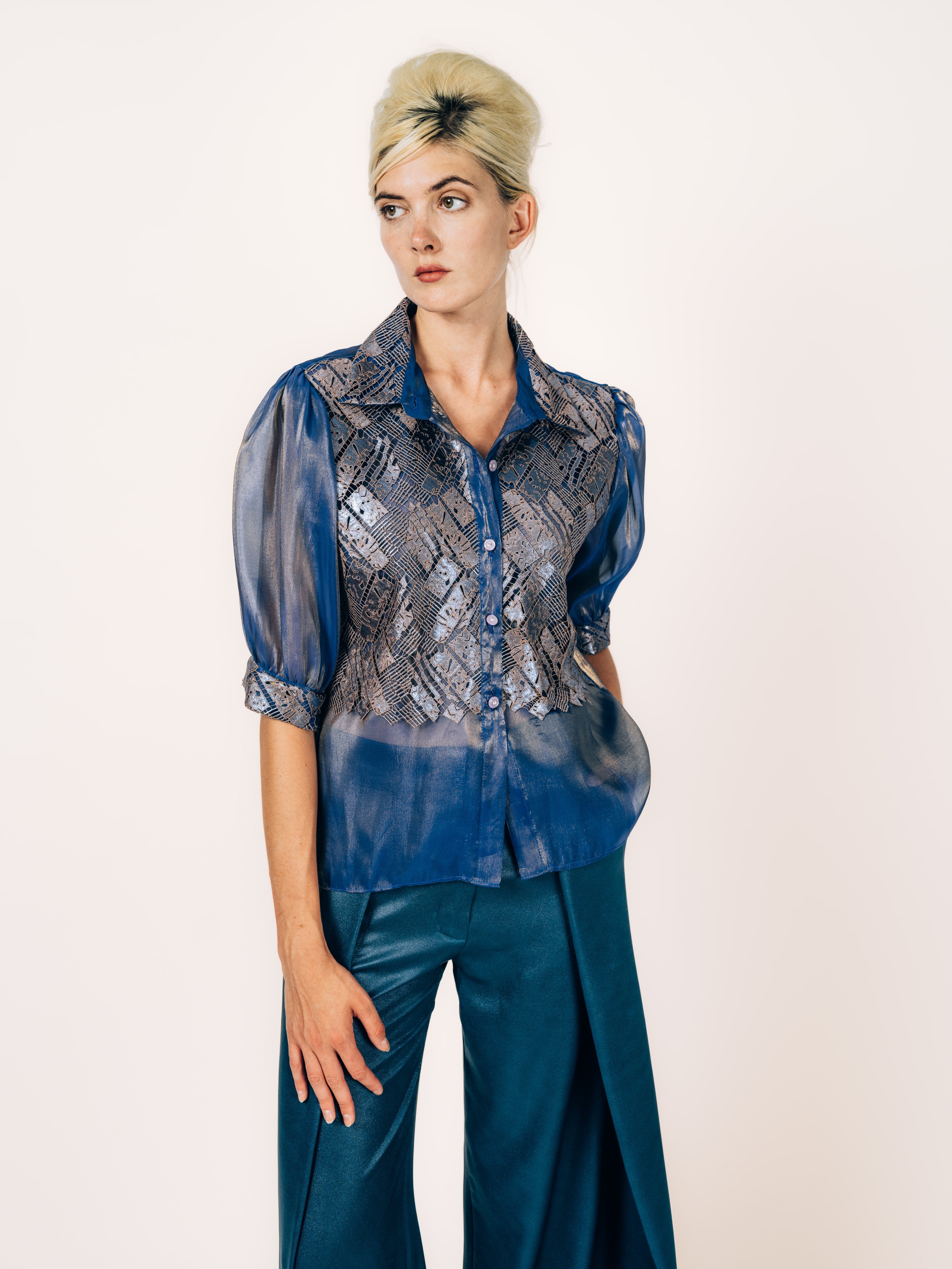 Organzabluse Violett aus Seide mit Metallic-Stickerei und Seidenhose Rauchblau von Maya Seyferth