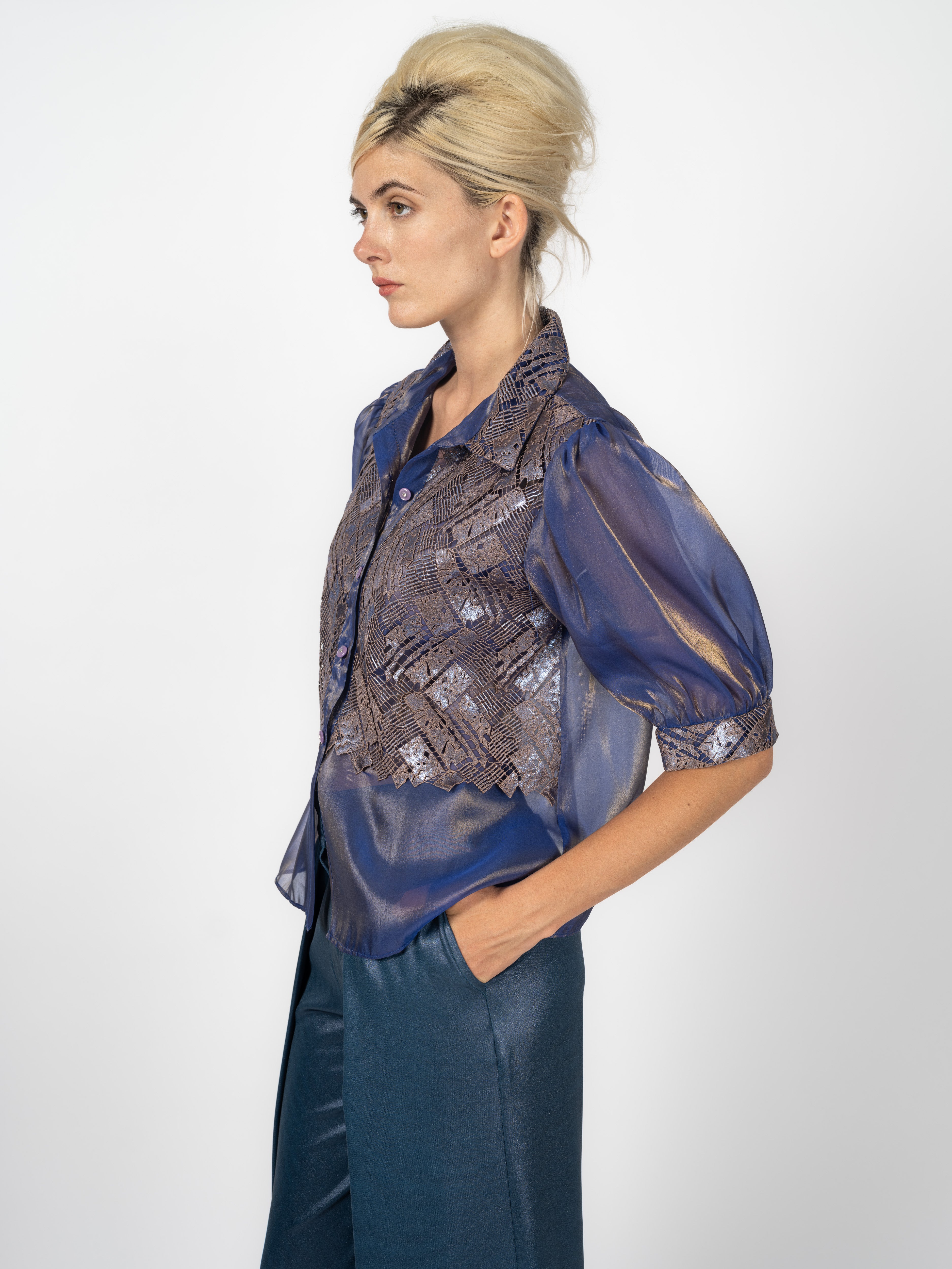 Look von Maya Seyferth: Organzabluse Violett mit weiter Seidenhose