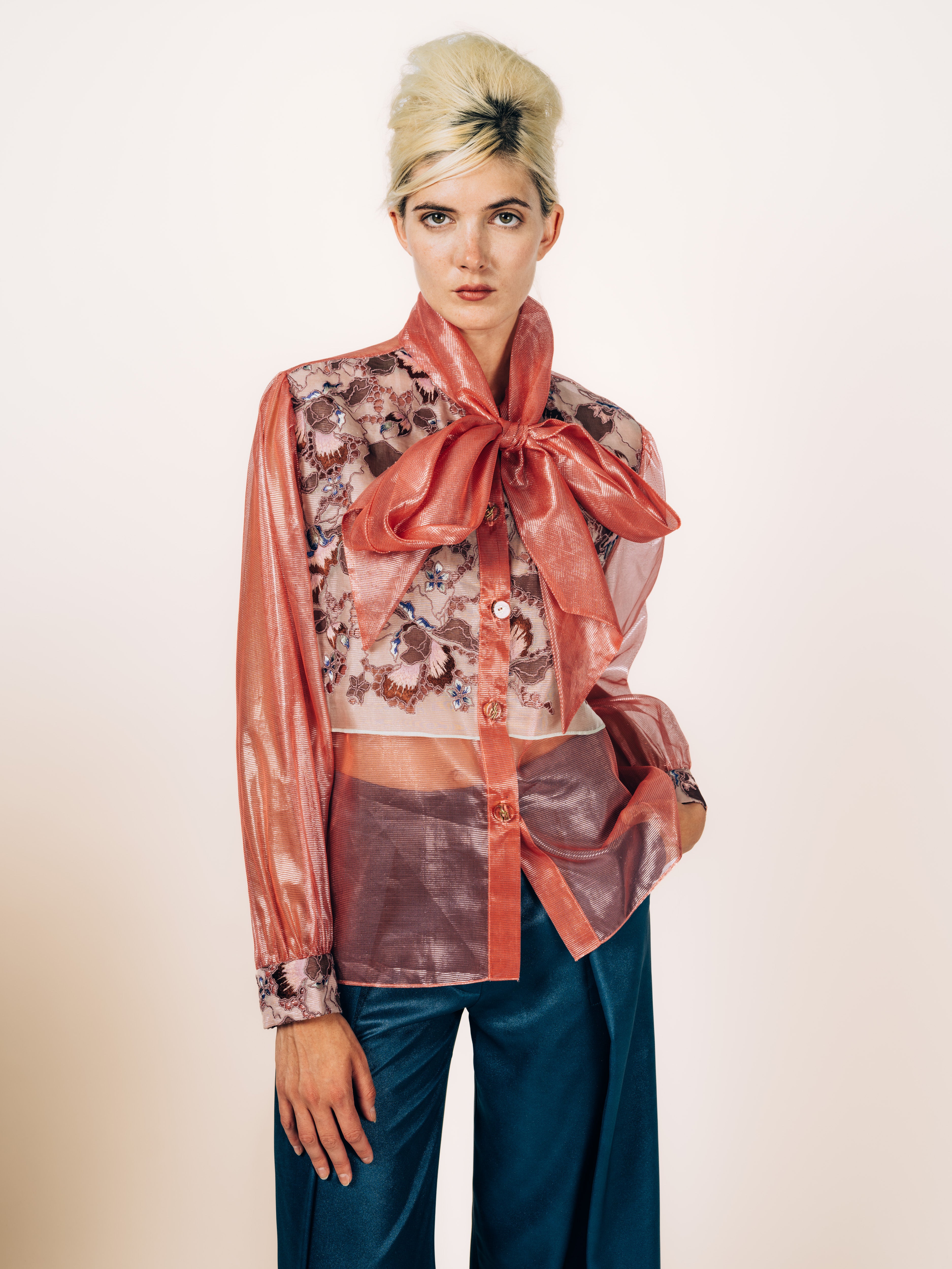 Schluppenbluse Koralle aus Organza mit extravaganter Stickerei und Seidenhose Rauchblau von Maya Seyferth