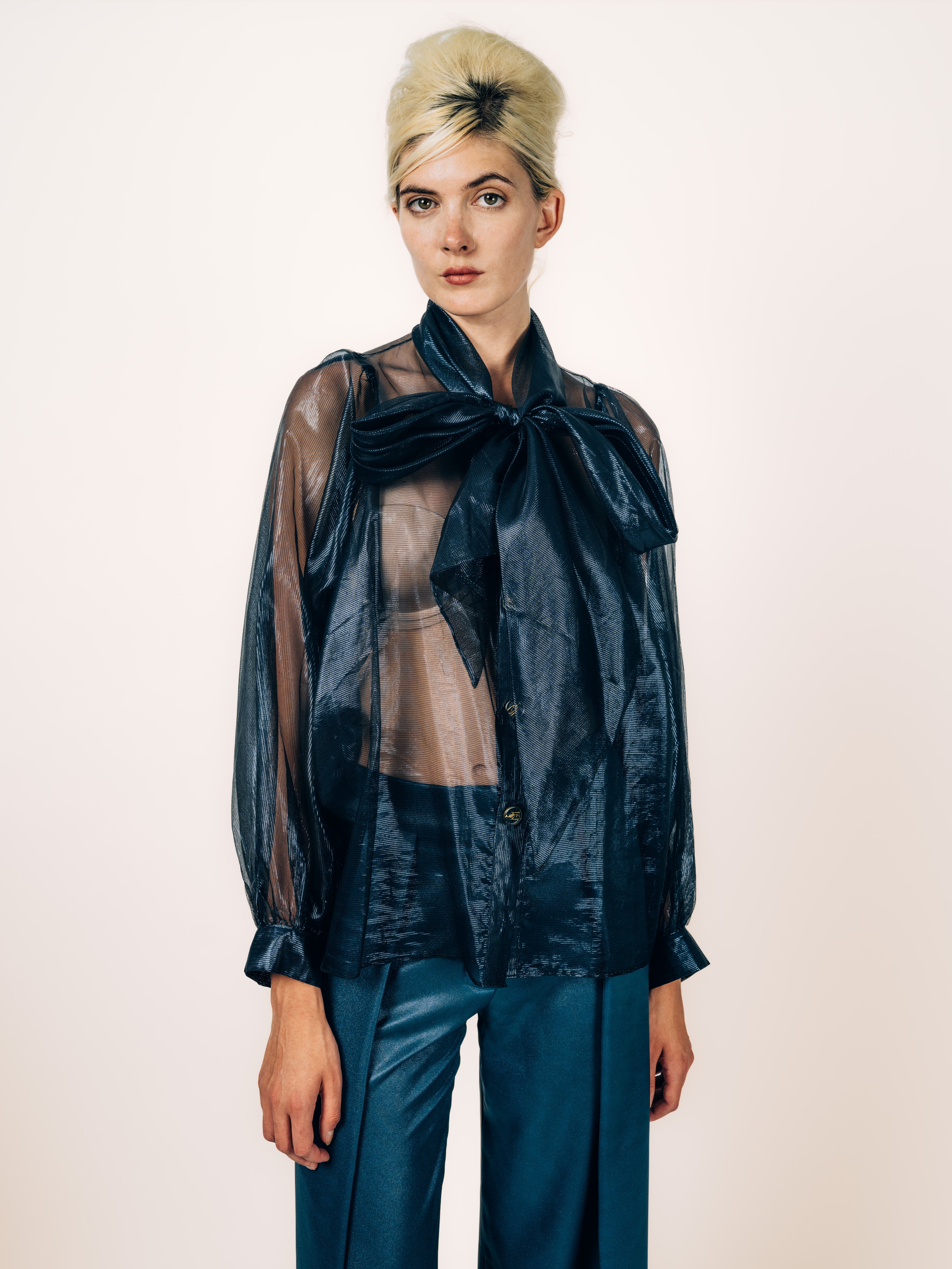 Transparente Schluppenbluse Nachtblau aus feinstem Organza mit Seidenhose Rauchblau von Maya Seyferth