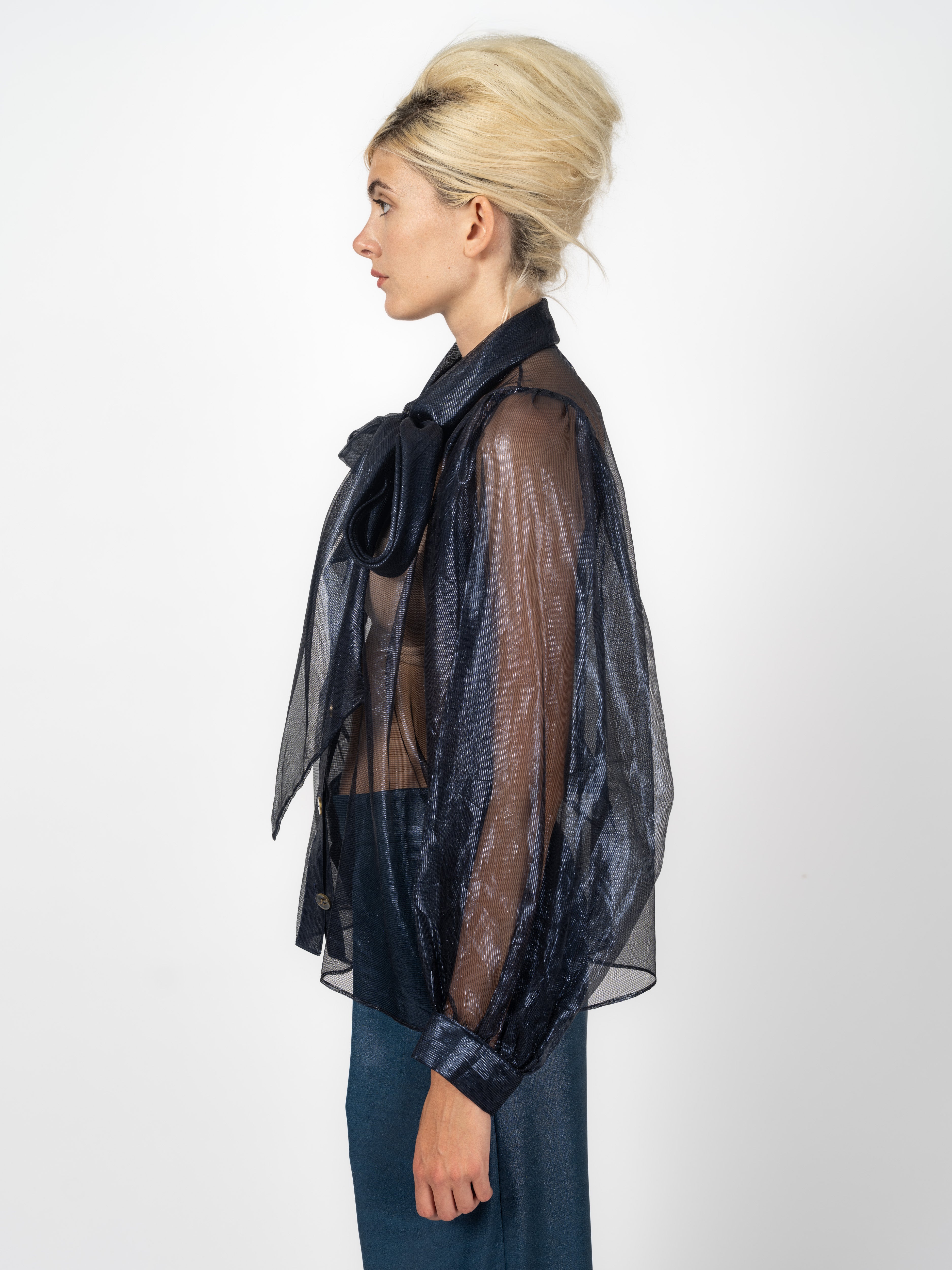 Transparente Schluppenbluse Nachtblau aus feinstem Organza mit Seidenhose Rauchblau von Maya Seyferth