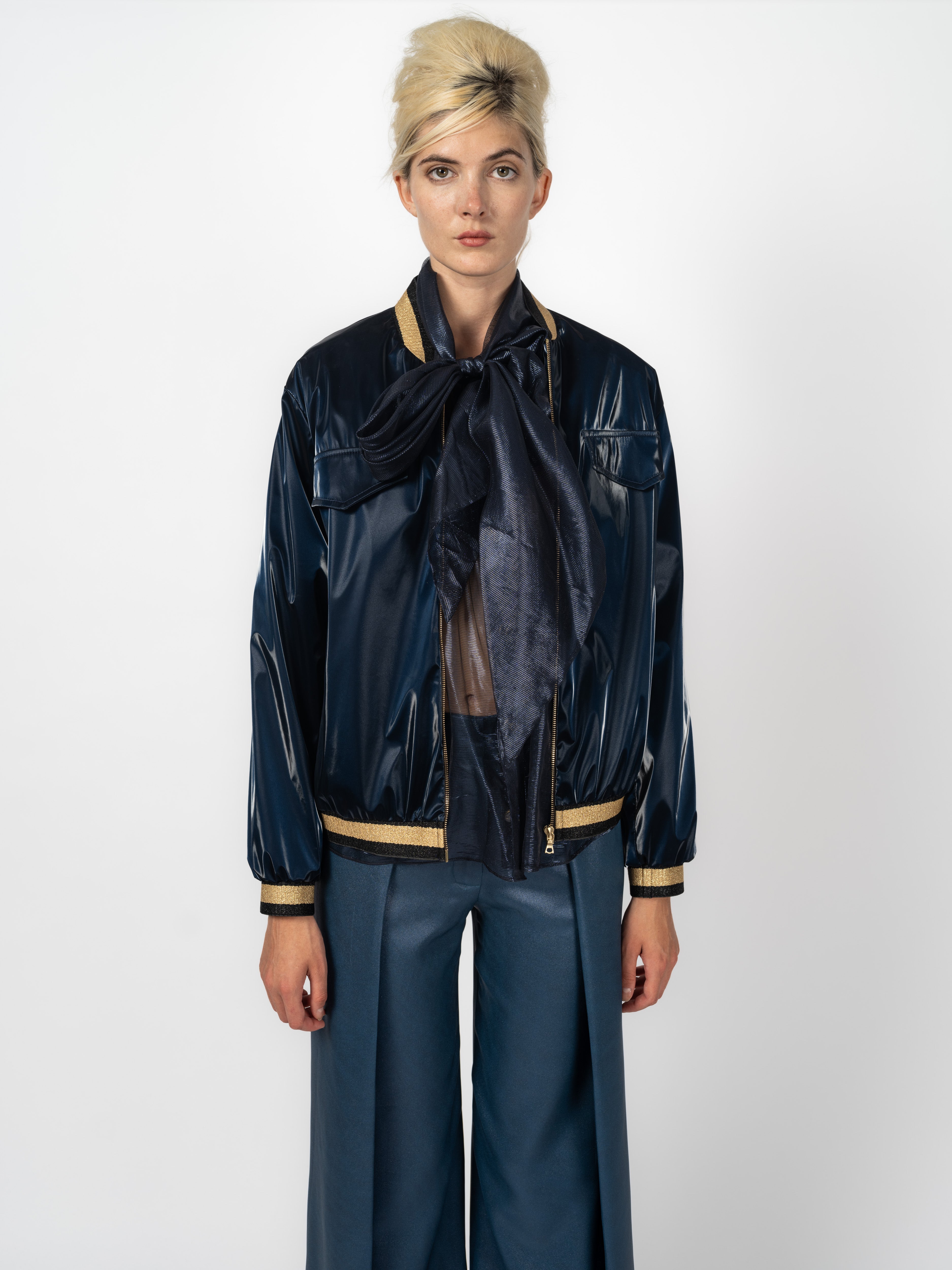 Bomberjacke Nachtblau in Lackoptik mit Organza-Schluppenbluse und Seidenhose von Maya Seyferth