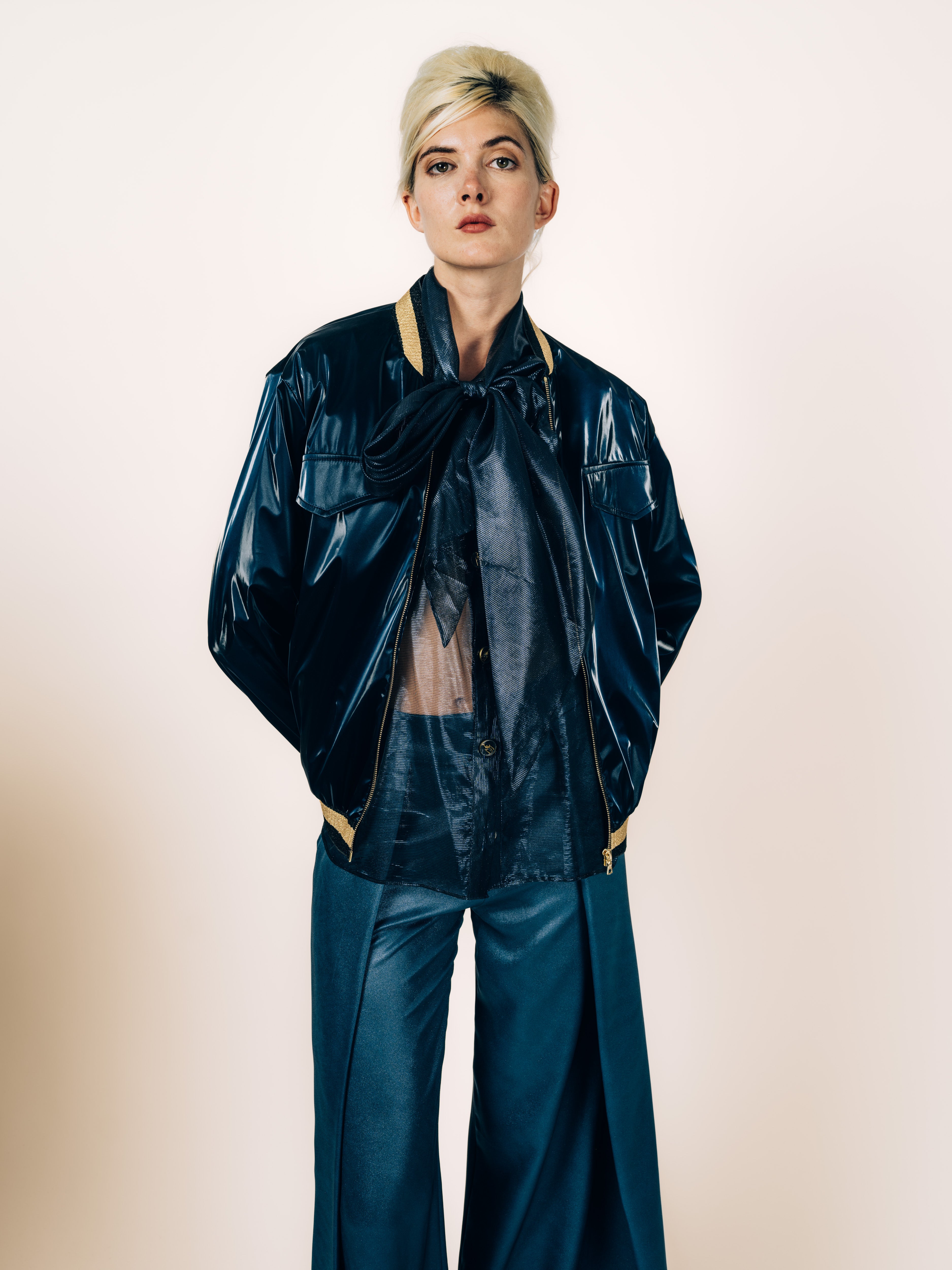 Bomberjacke Nachtblau in Lackoptik mit Organza-Schluppenbluse und Seidenhose von Maya Seyferth