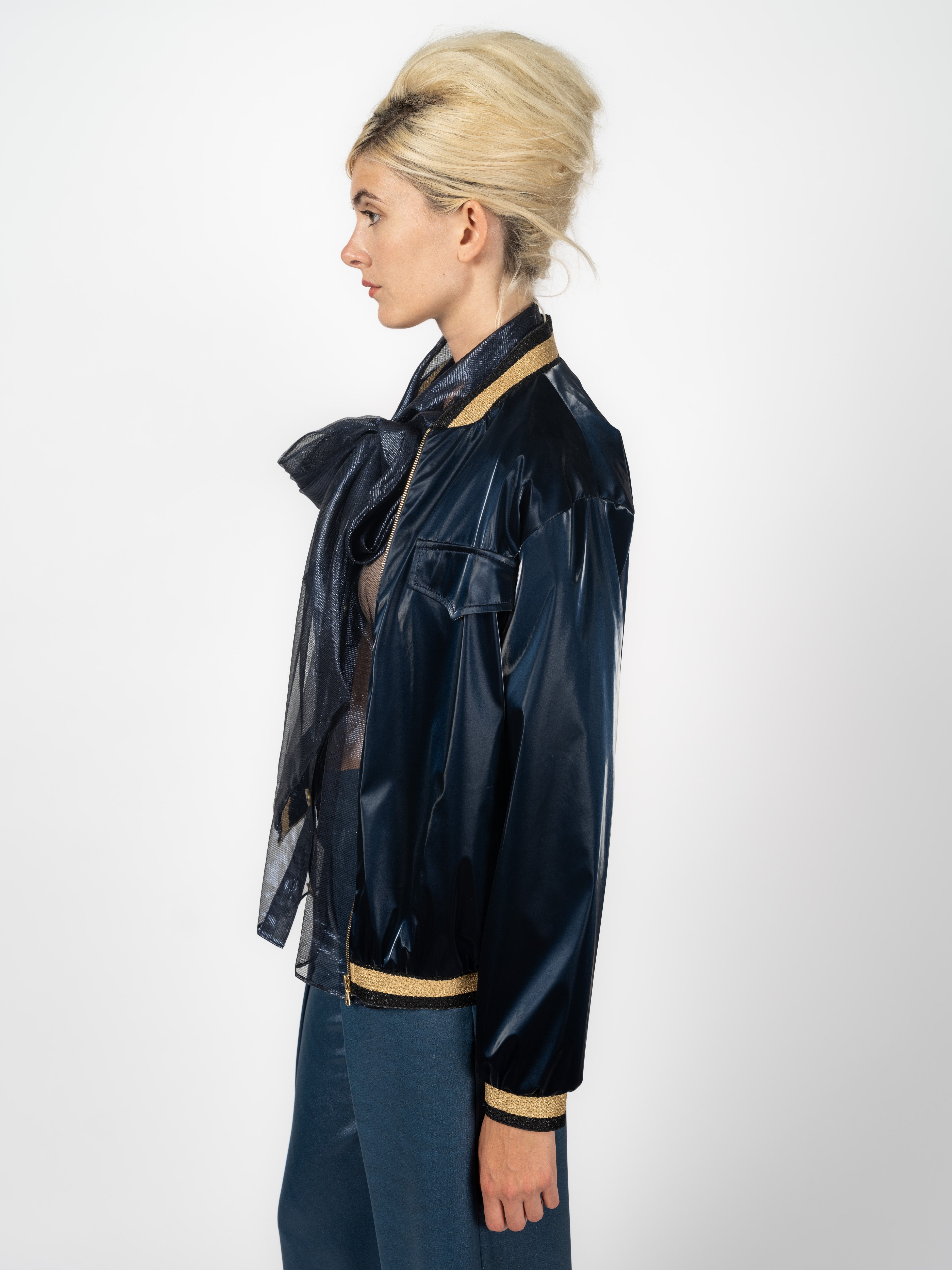 Look von Maya Seyferth: Lack-Bomber Nachtblau mit transparenter Bluse und weiter Seidenhose