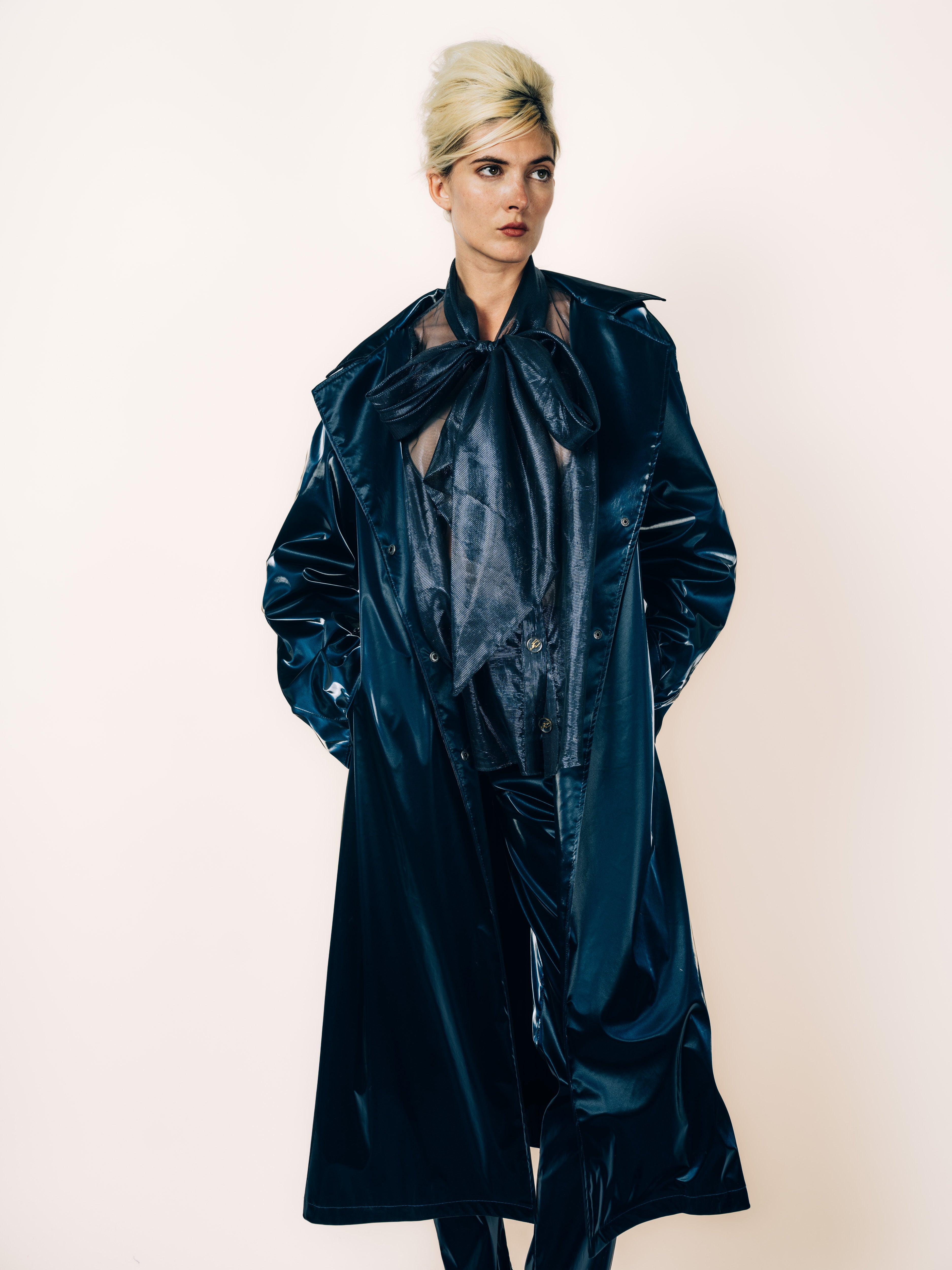 Trenchcoat Nachtblau in Lackoptik mit Organza-Schluppenbluse von Maya Seyferth