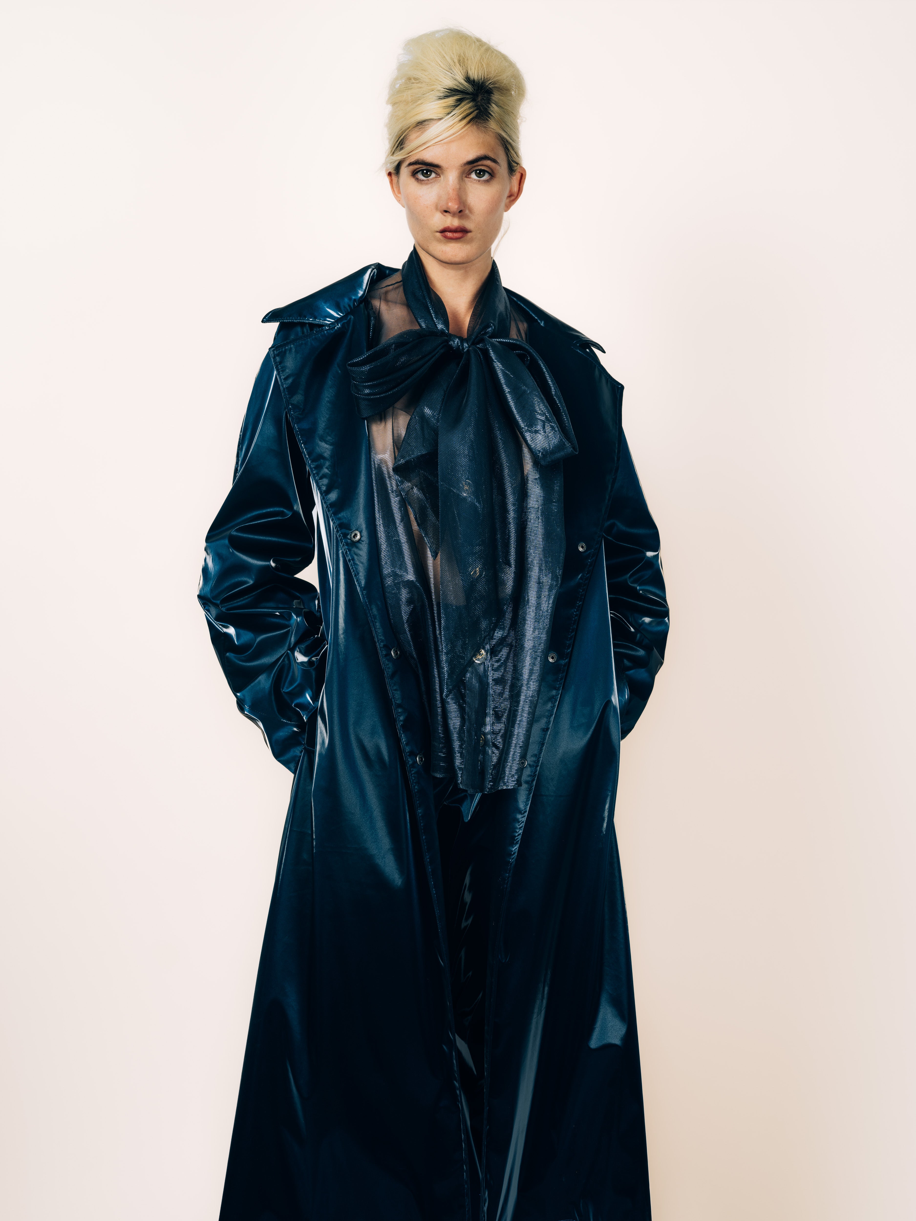 Langer Trenchcoat Nachtblau Lackoptik mit breiten Revers von Maya Seyferth