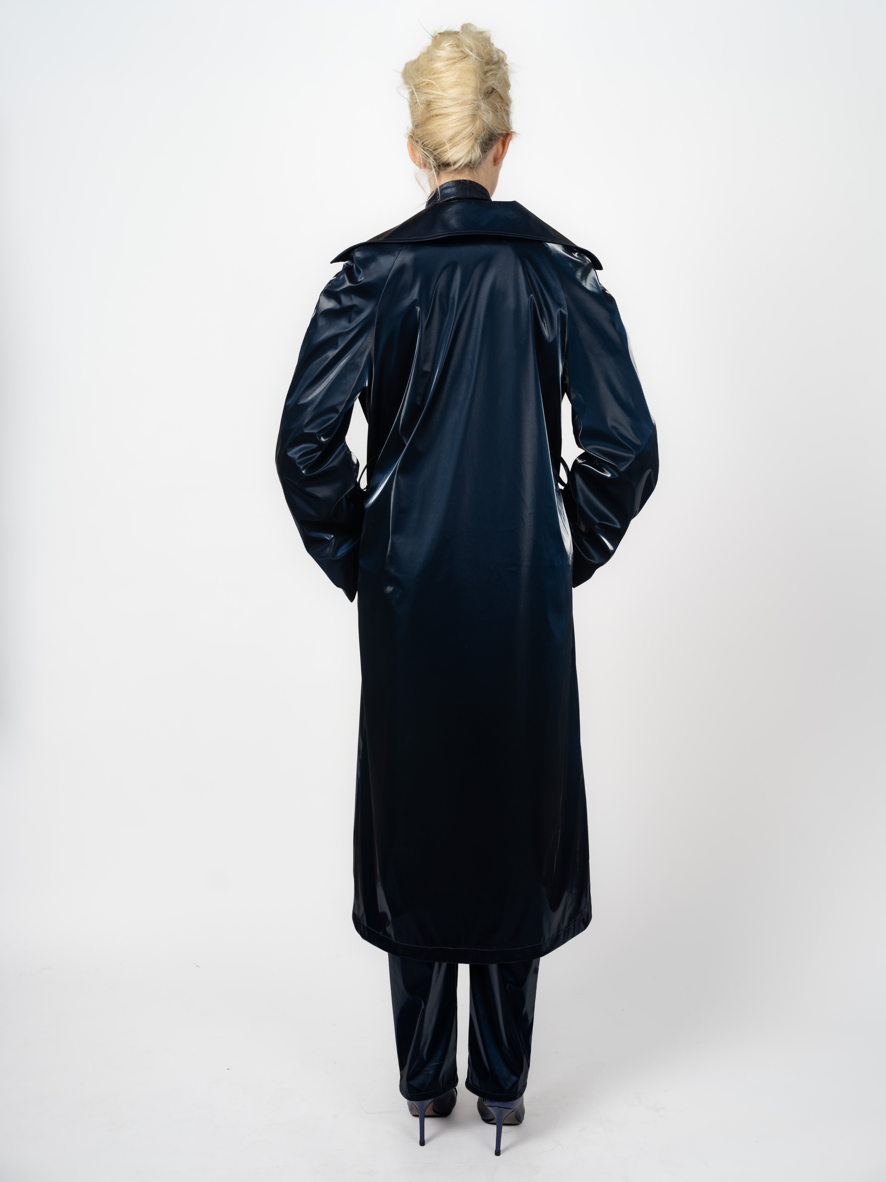 Detail Revers und Druckknöpfe am Trenchcoat Nachtblau von Maya Seyferth