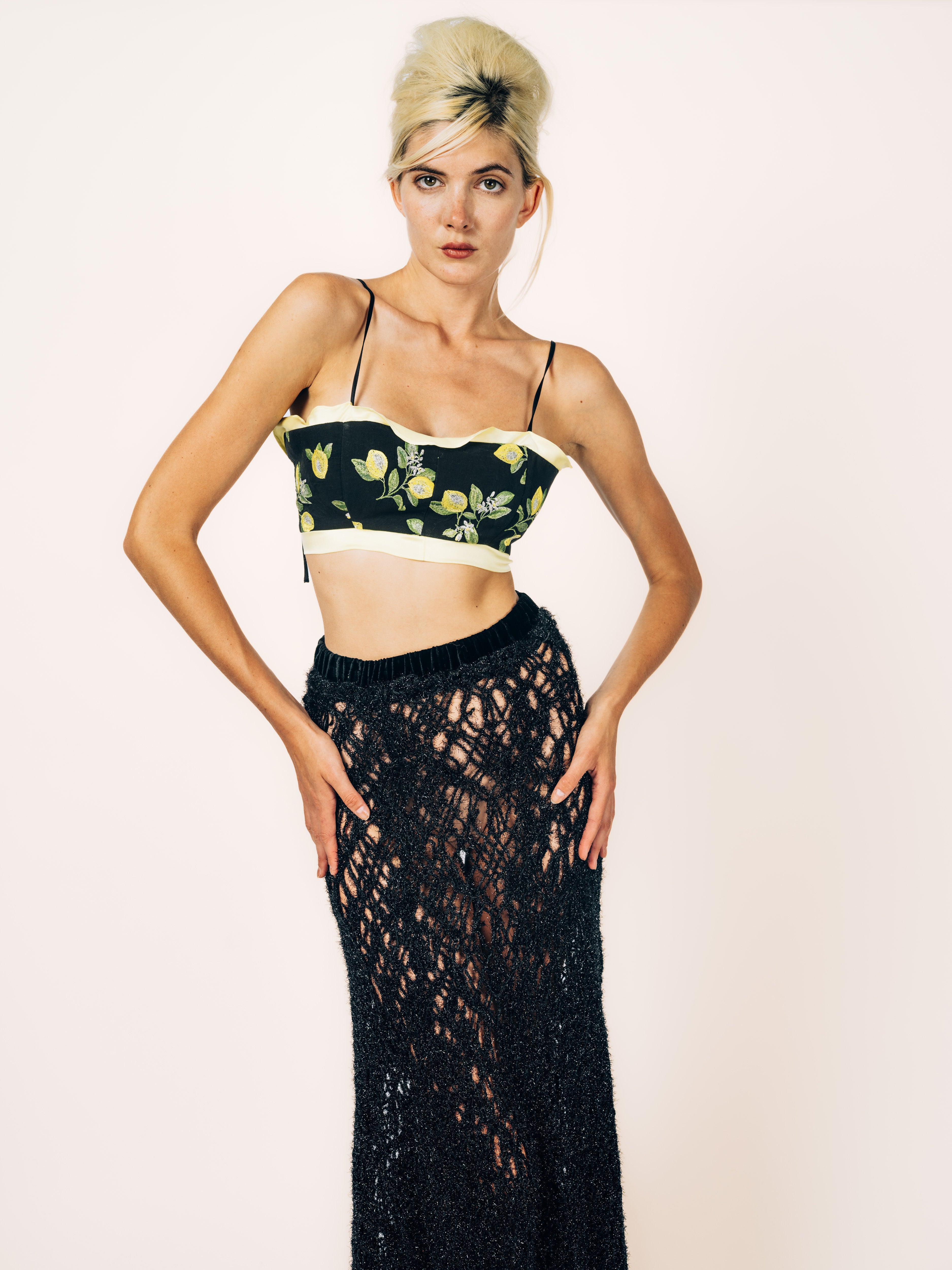 Bustier-Top Schwarz mit Zitronen-Stickerei und langer Rock aus feiner Netzstickerei von Maya Seyferth