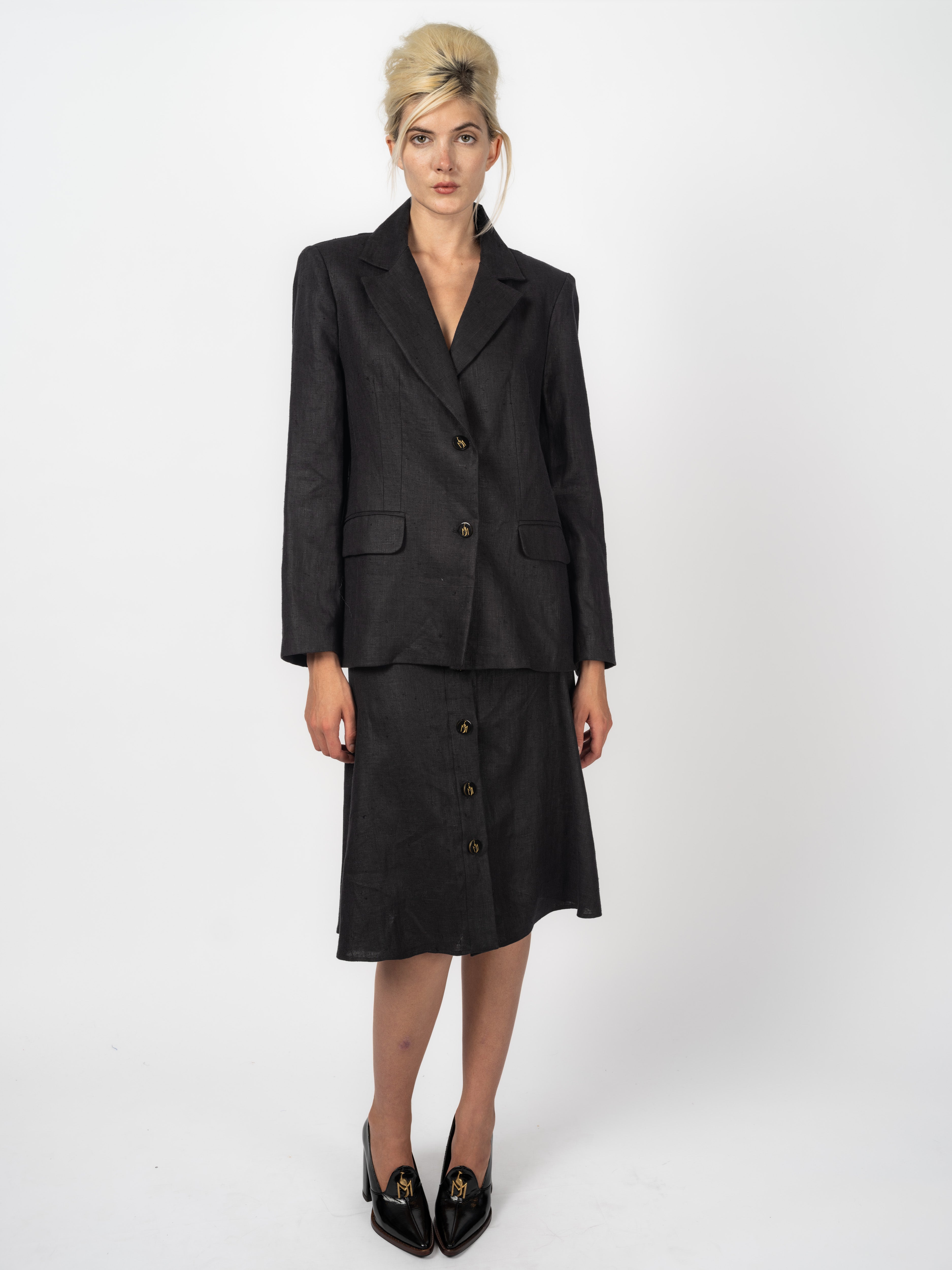 Blazer und Rock Schwarz aus Leinen mit Maya Seyferth Logo-Knöpfen, Gesamtlook
