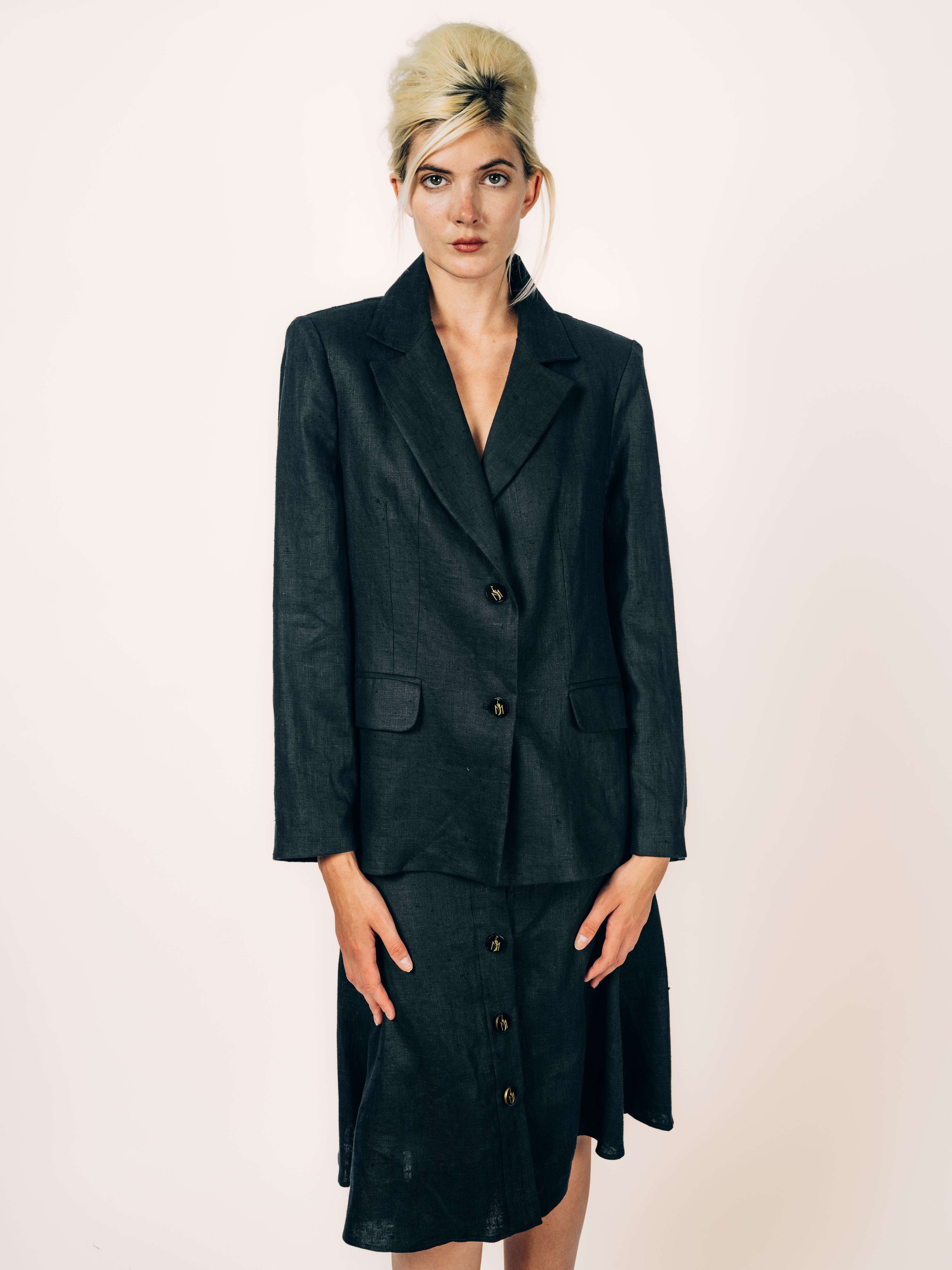 Blazer und Rock Schwarz aus Leinen mit Maya Seyferth Logo-Knöpfen, Gesamtlook
