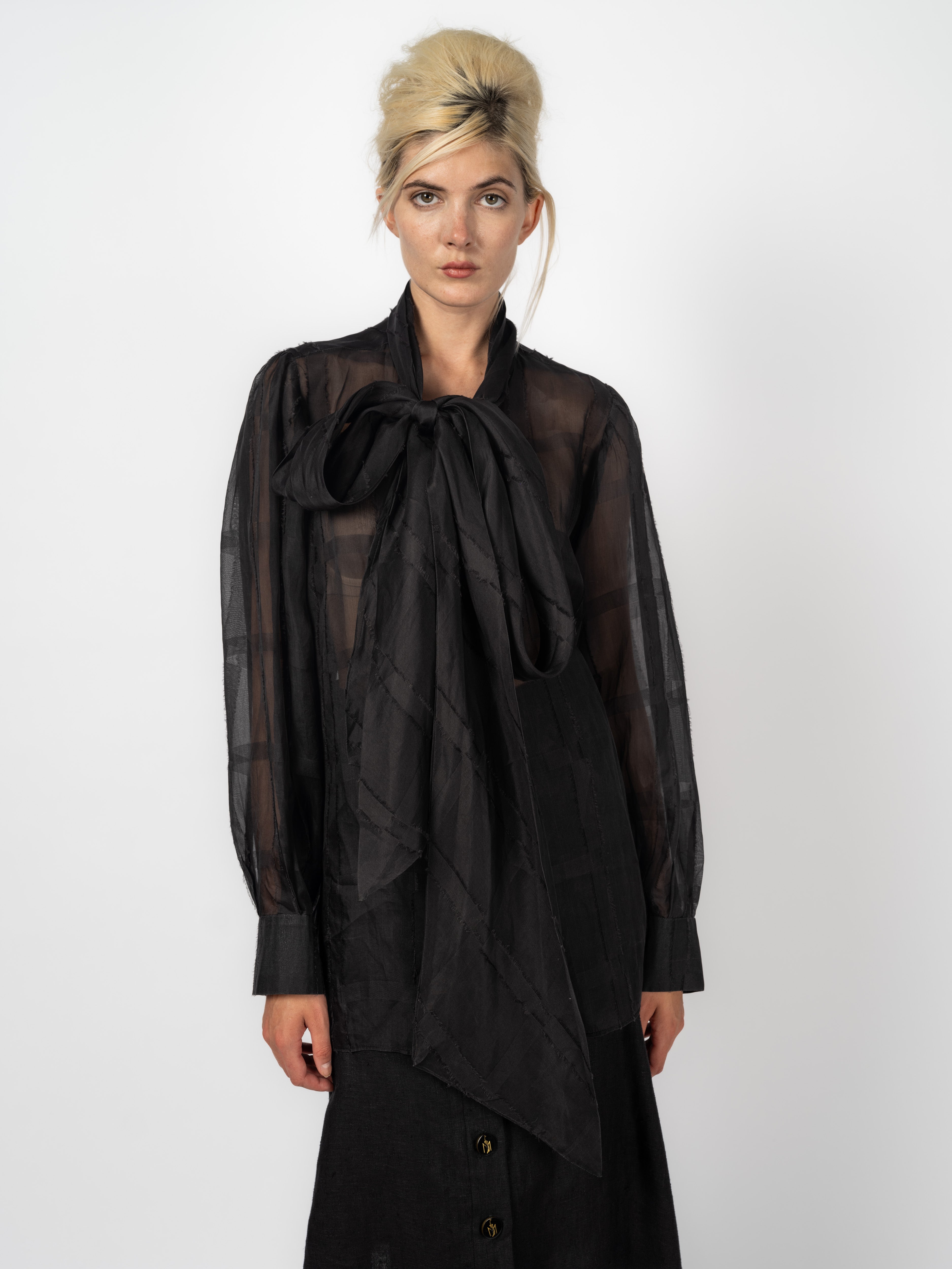 Transparente Schluppenbluse Schwarz aus Chiffon mit Leinenrock Schwarz von Maya Seyferth