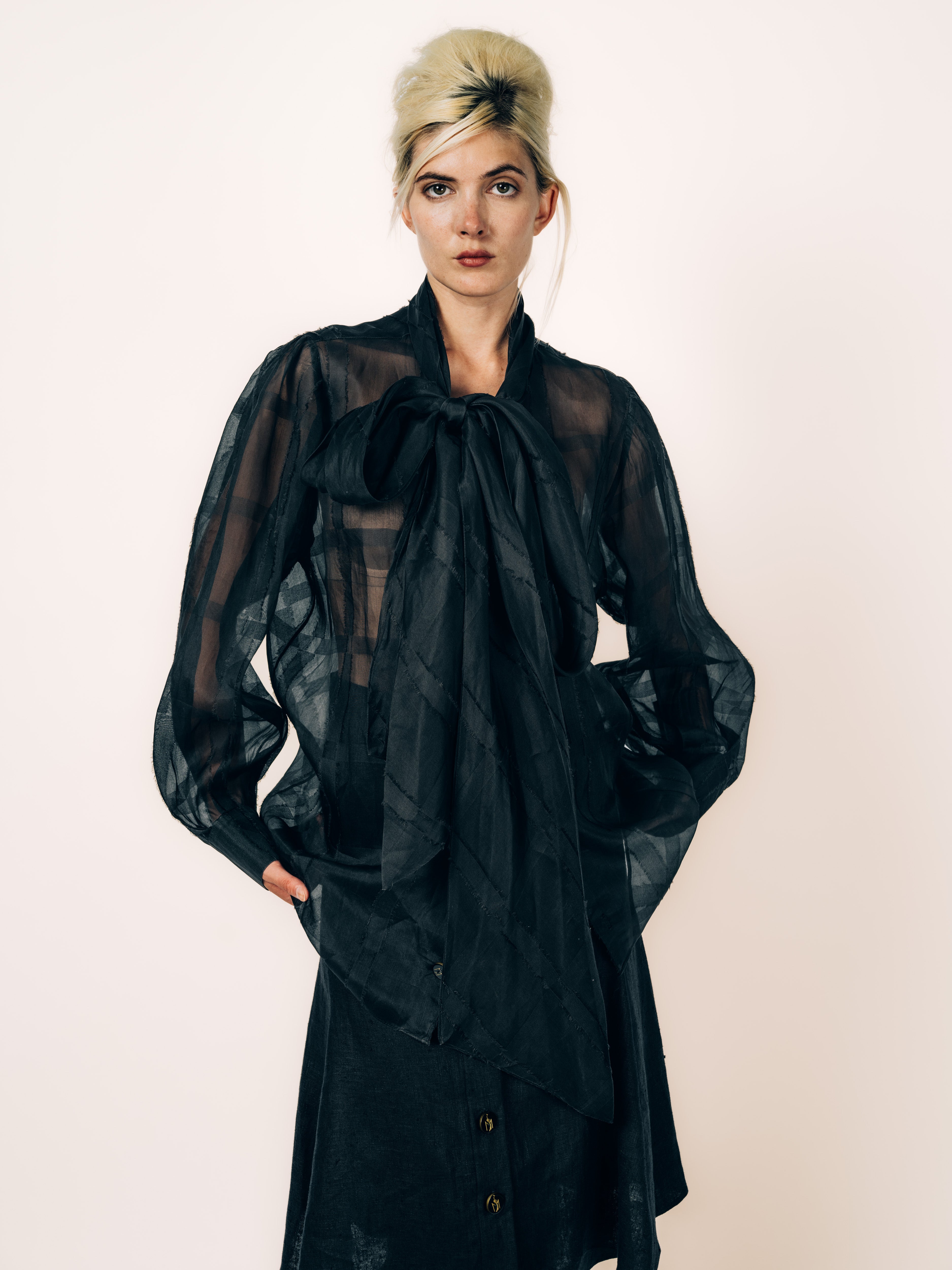 Transparente Schluppenbluse Schwarz aus Chiffon mit Leinenrock Schwarz von Maya Seyferth