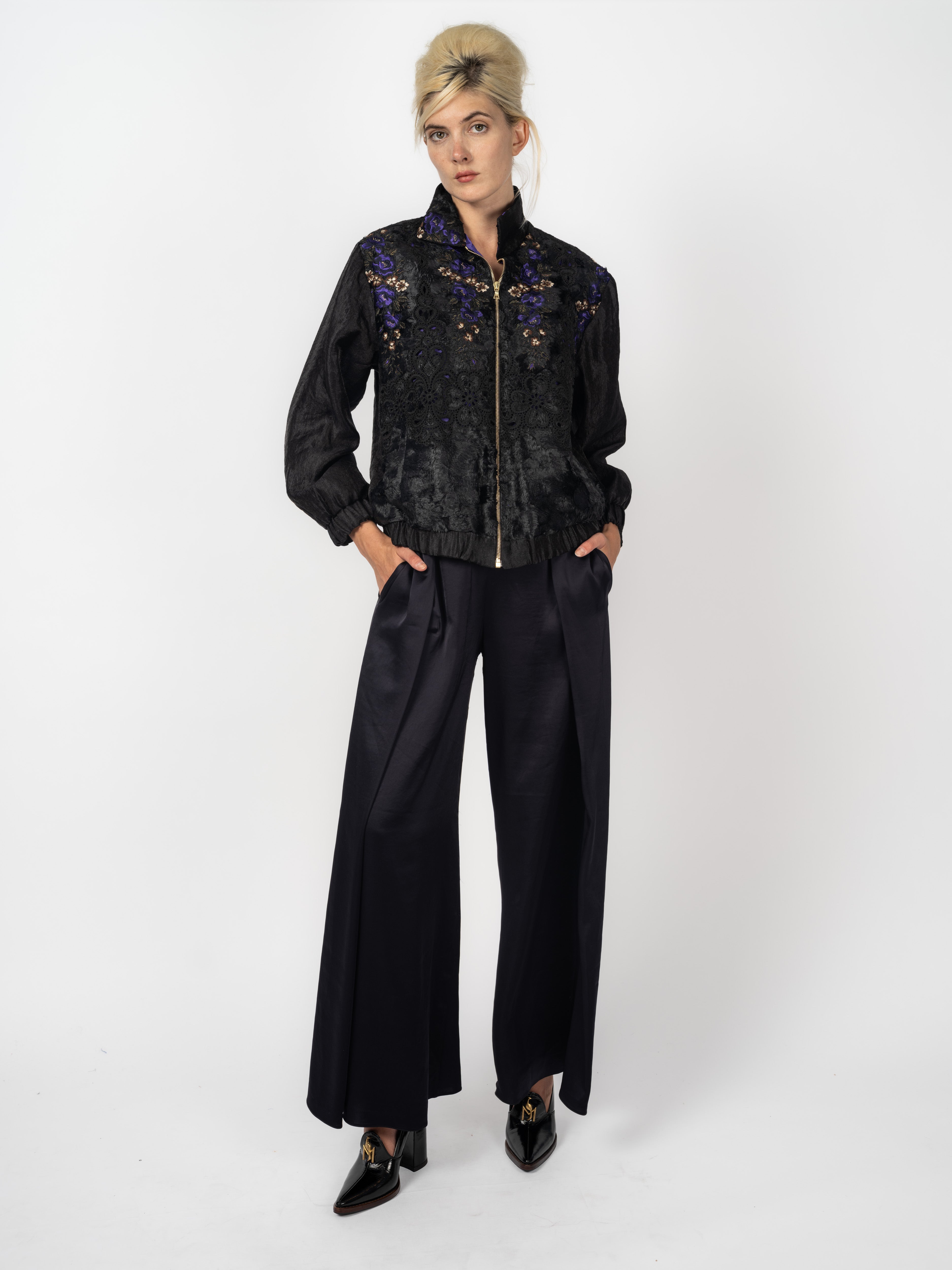 Bomberjacke Schwarz mit Stickerei in Violett und Seidenhose Schwarz mit weitem Bein von Maya Seyferth, Gesamtlook