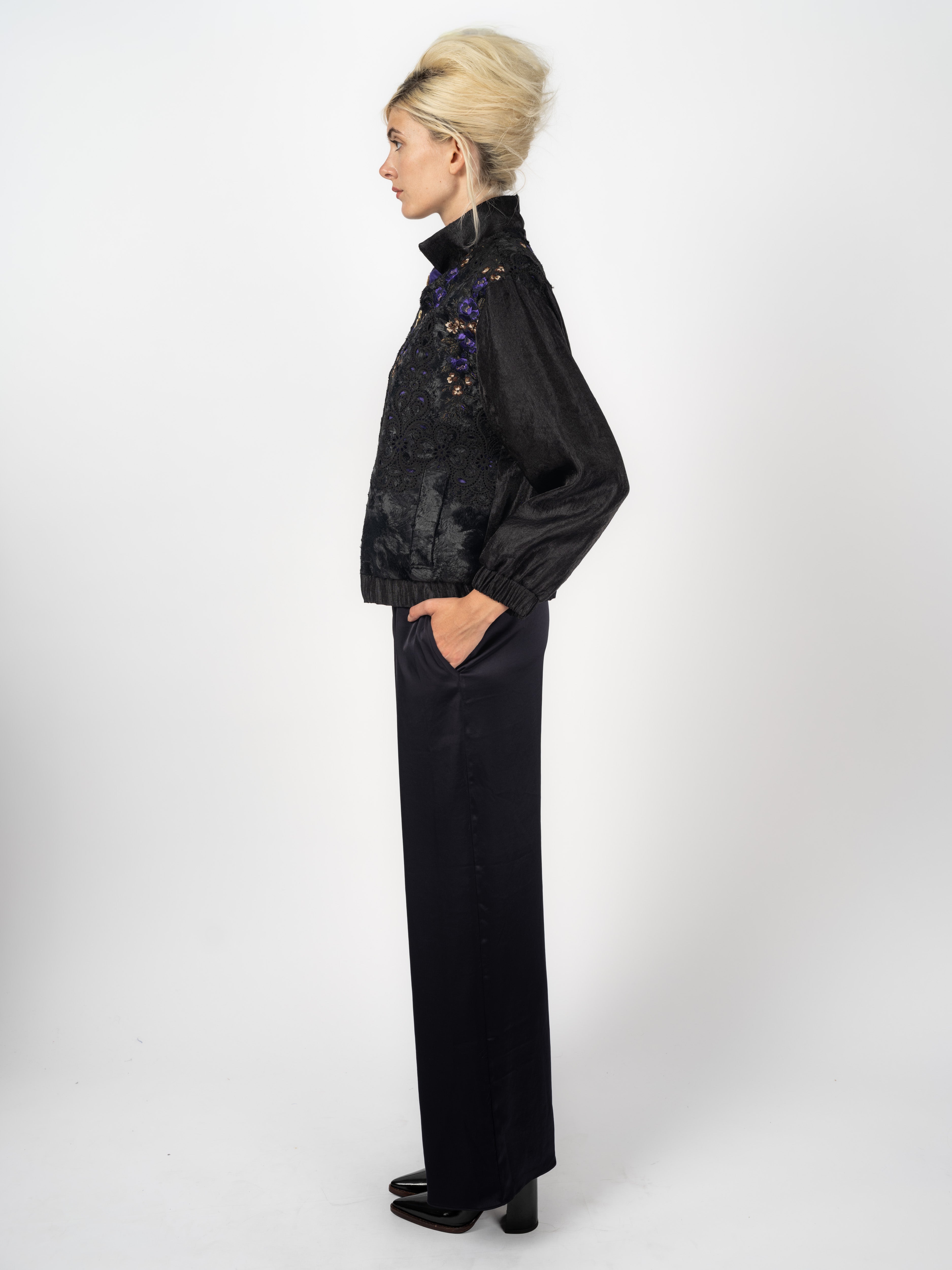 Look von Maya Seyferth: Stickerei-Bomber Schwarz, weite Seidenhose mit drapierter Stoffbahn und Lack-Loafer mit Logo