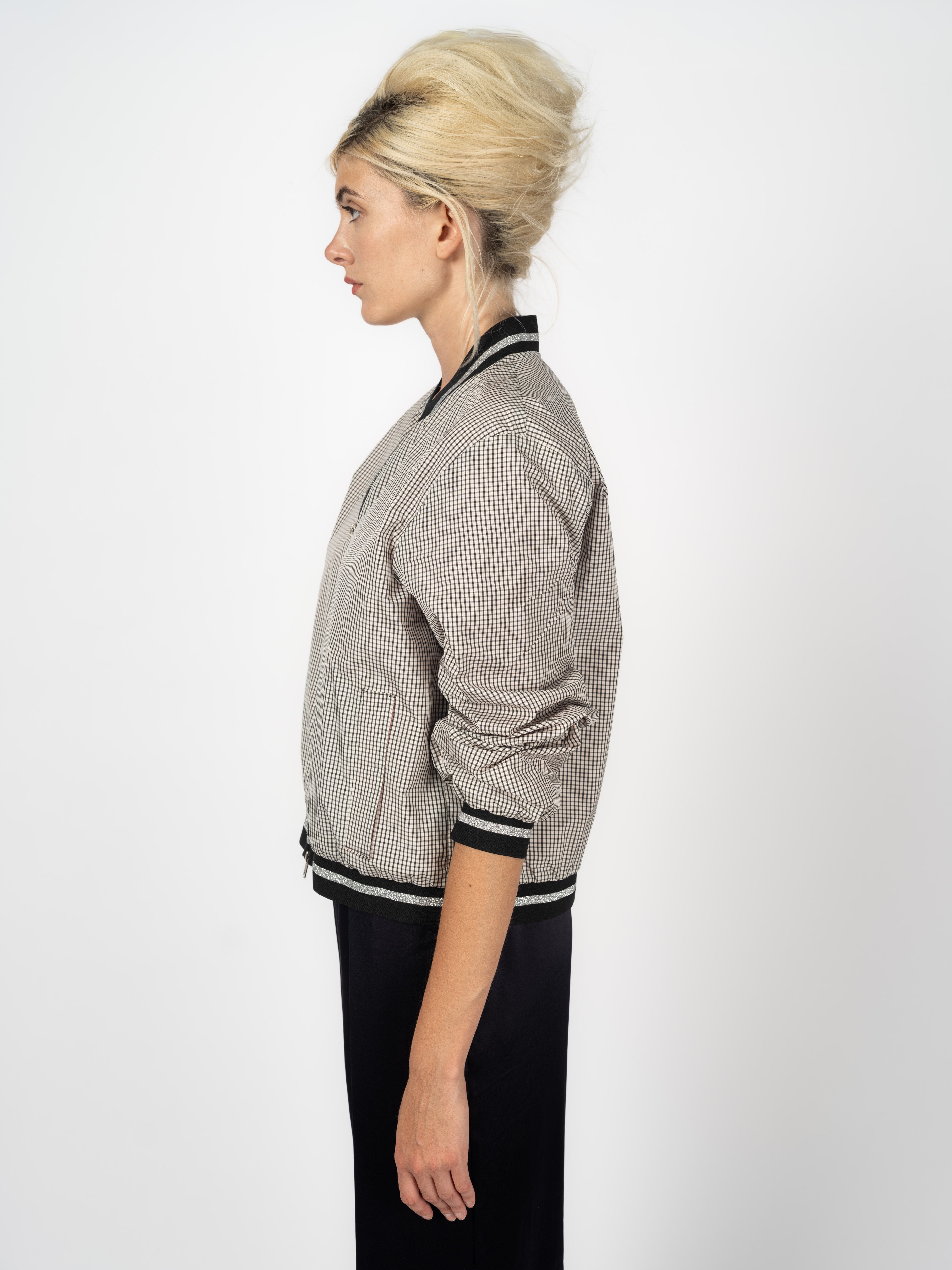 Bomberjacke Karo Schwarz und Weiss von Maya Seyferth – Detail Rippbündchen mit Silberstreifen