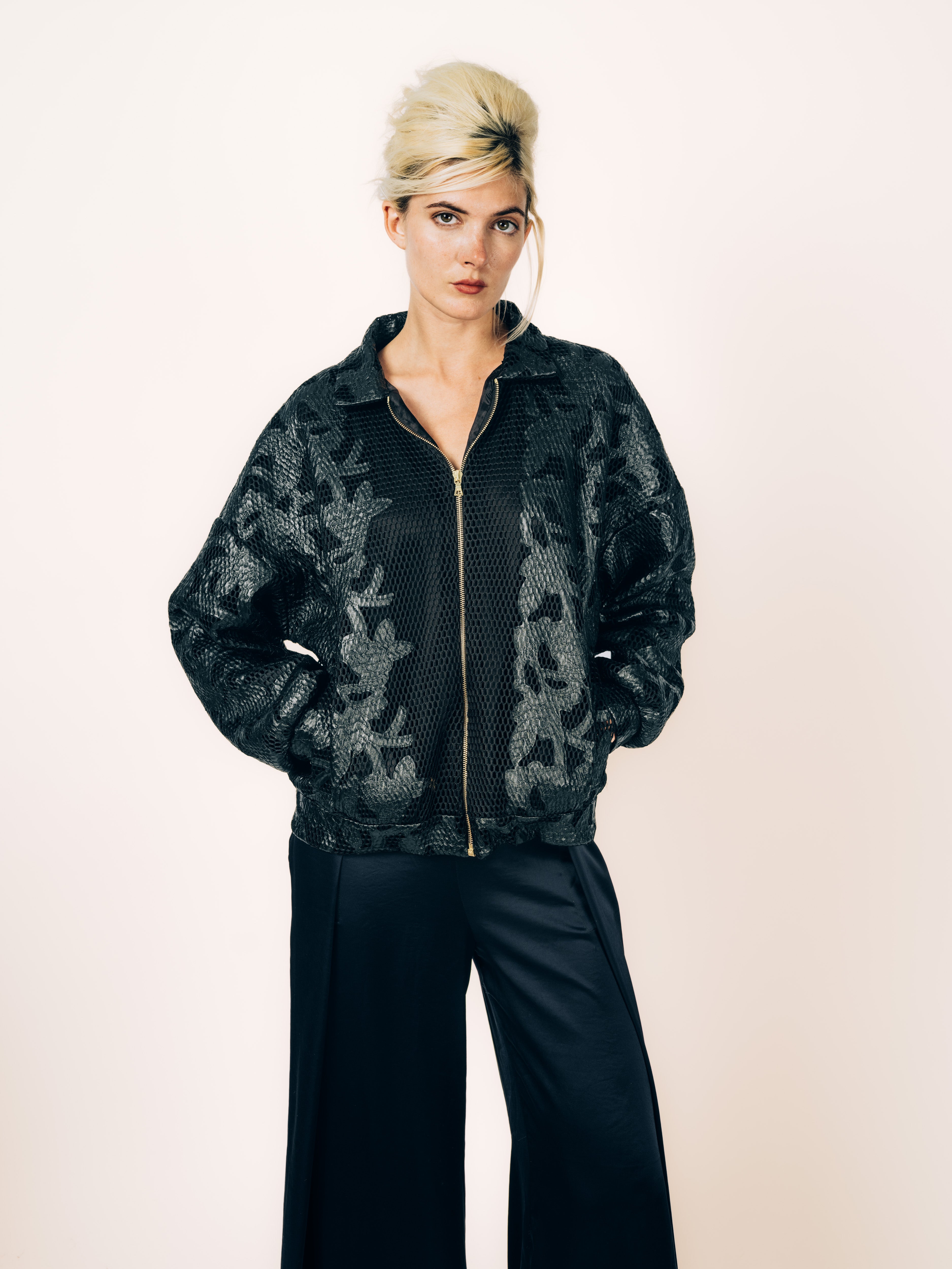 Bomberjacke Schwarz mit durchbrochenem Lace-Effekt und Seidenhose Schwarz von Maya Seyferth