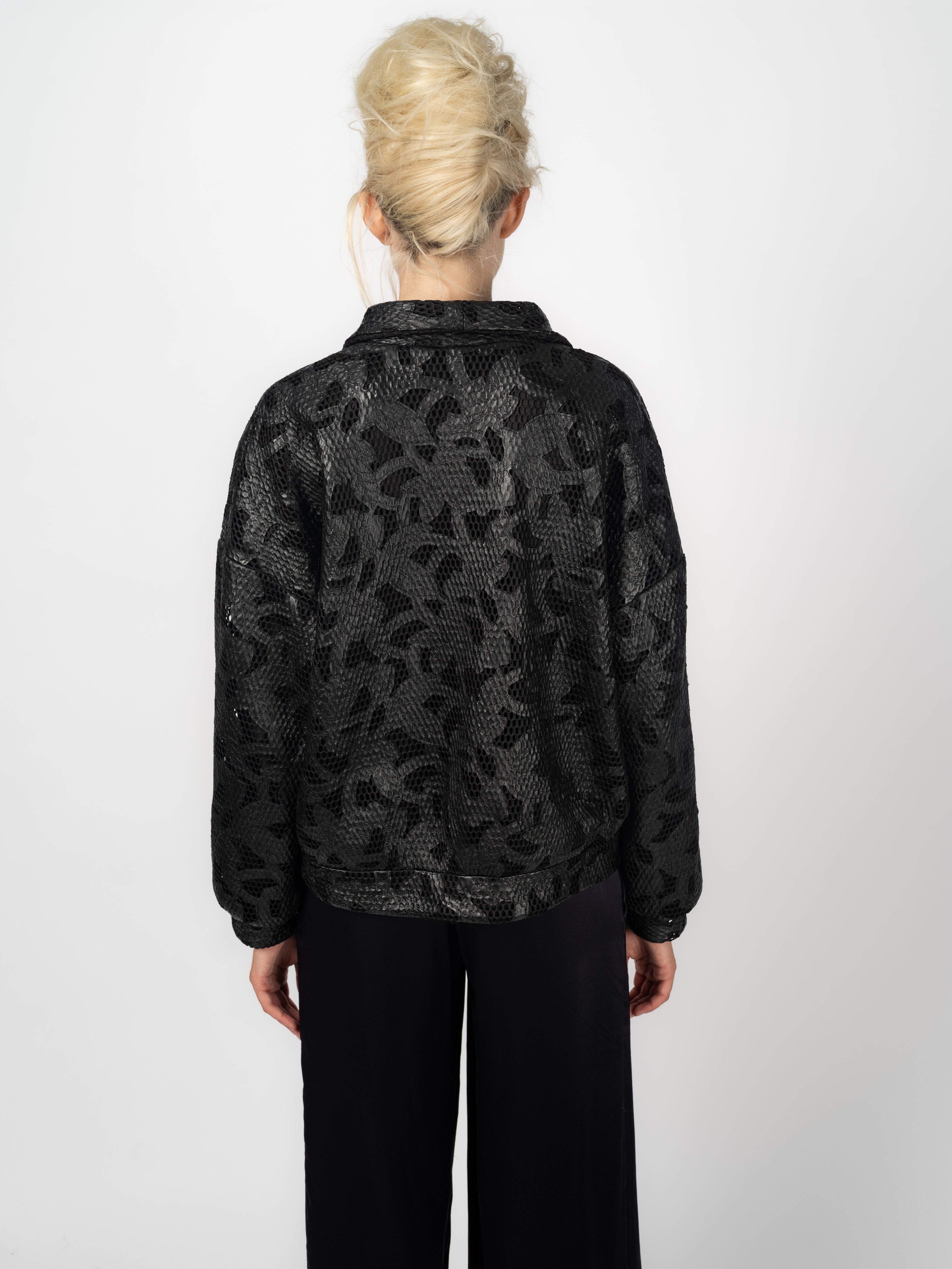 Look von Maya Seyferth: Lace-Bomber Schwarz mit weiter Seidenhose