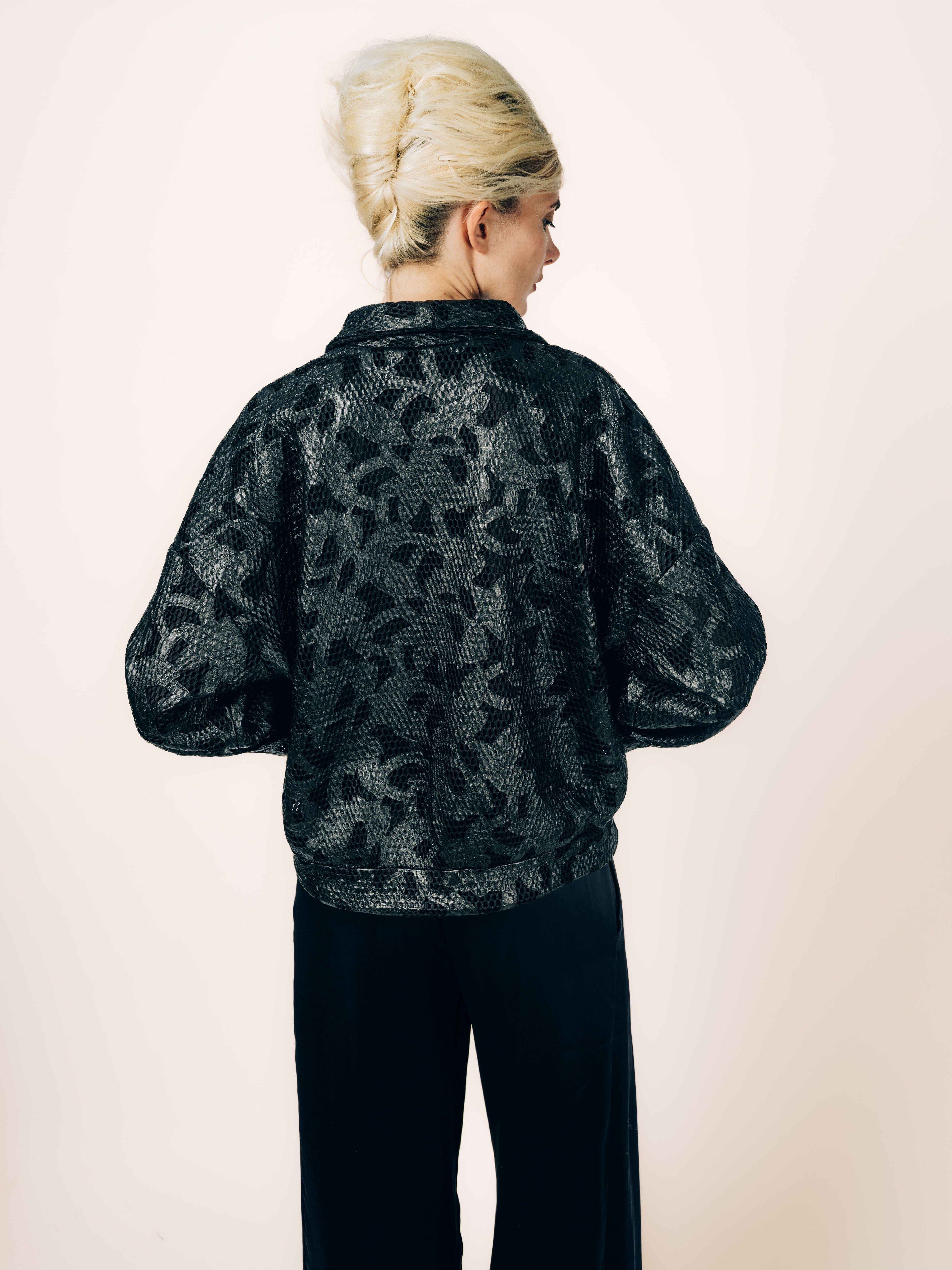Bomberjacke Schwarz mit durchbrochenem Lace-Effekt und Seidenhose Schwarz von Maya Seyferth