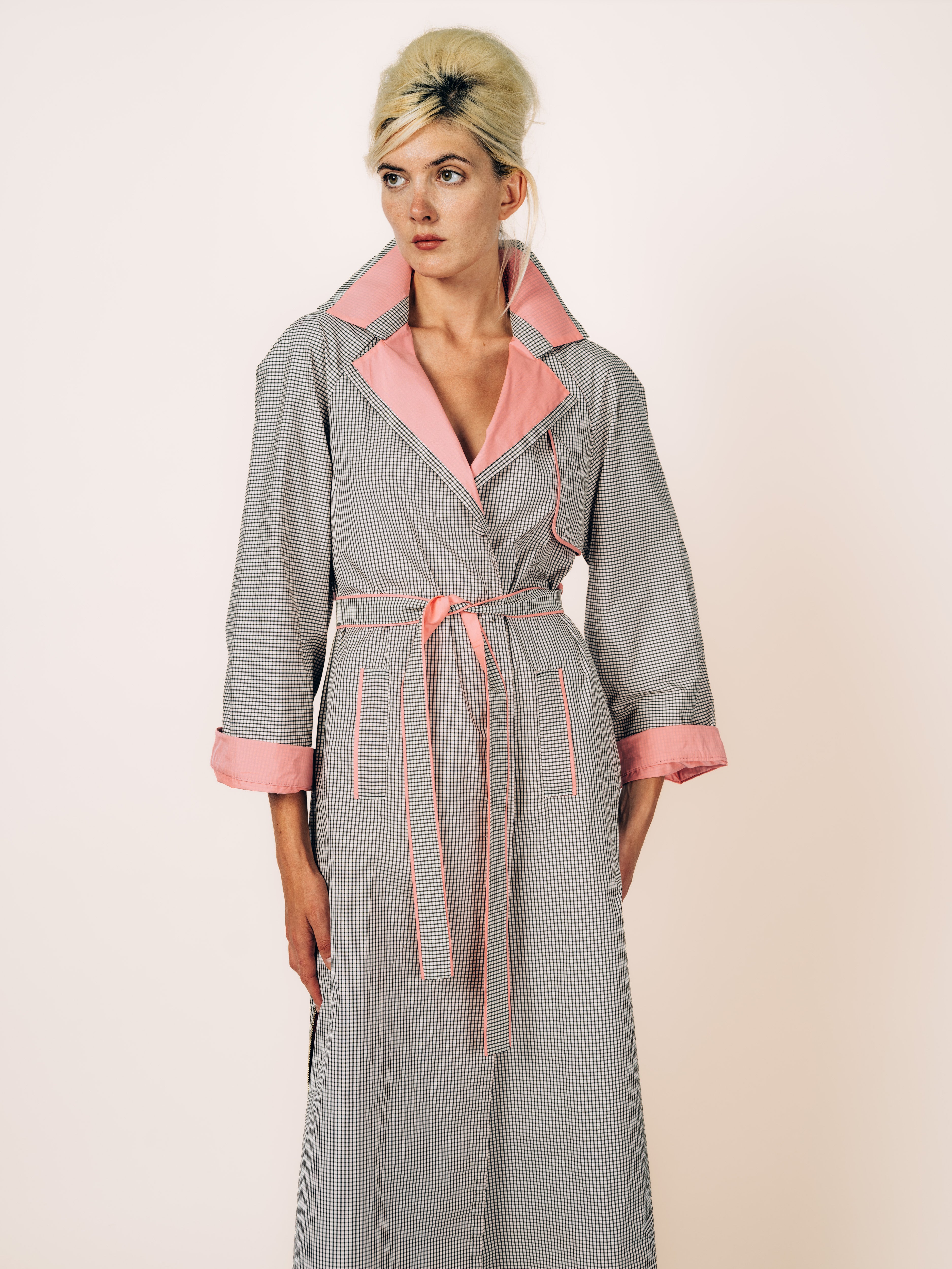 Trenchcoat Karo Schwarz und Weiss mit Rosa von Maya Seyferth – Ansicht 2