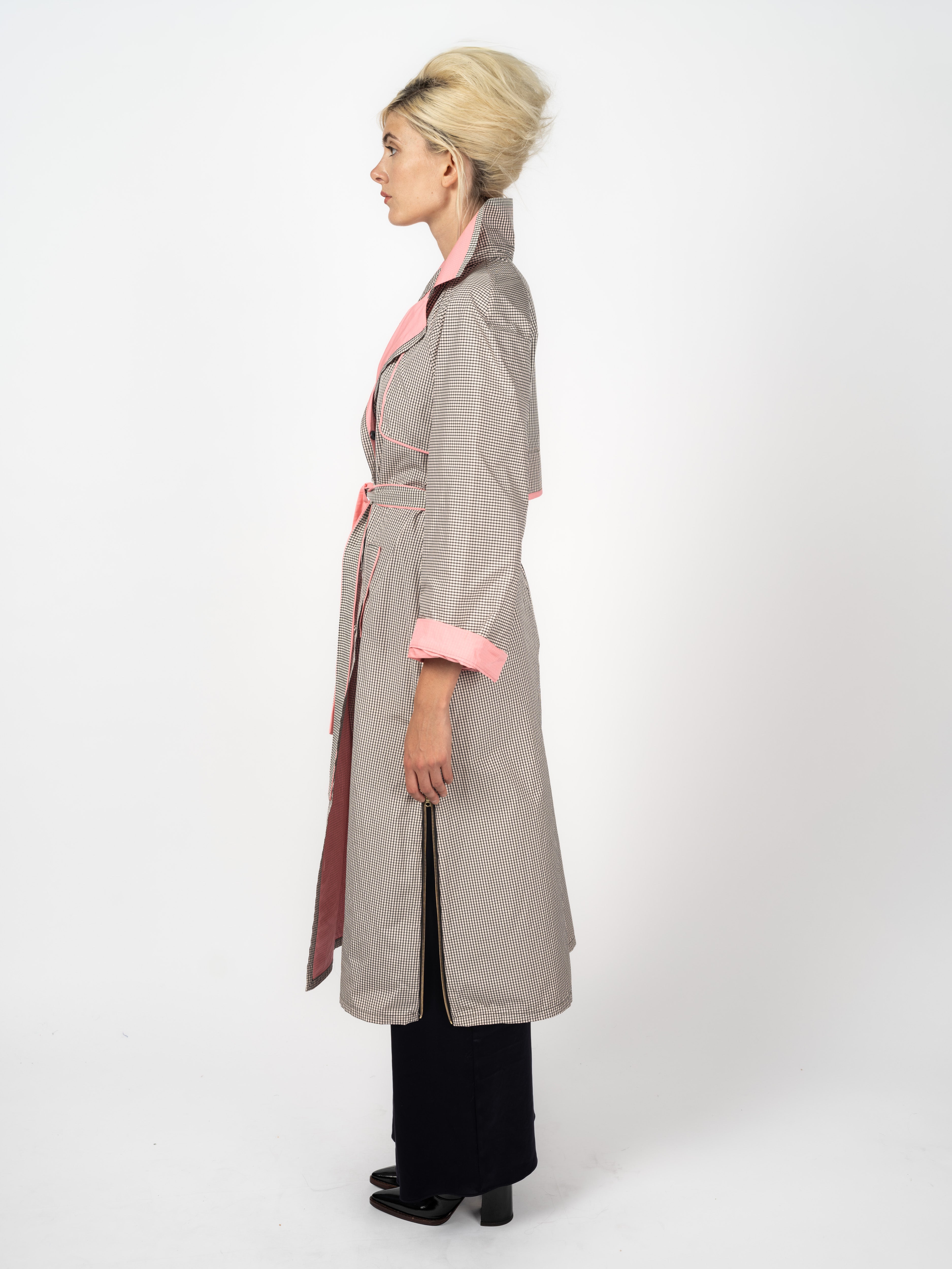 Trenchcoat Karo Schwarz und Weiss mit Rosa von Maya Seyferth – Ansicht 4