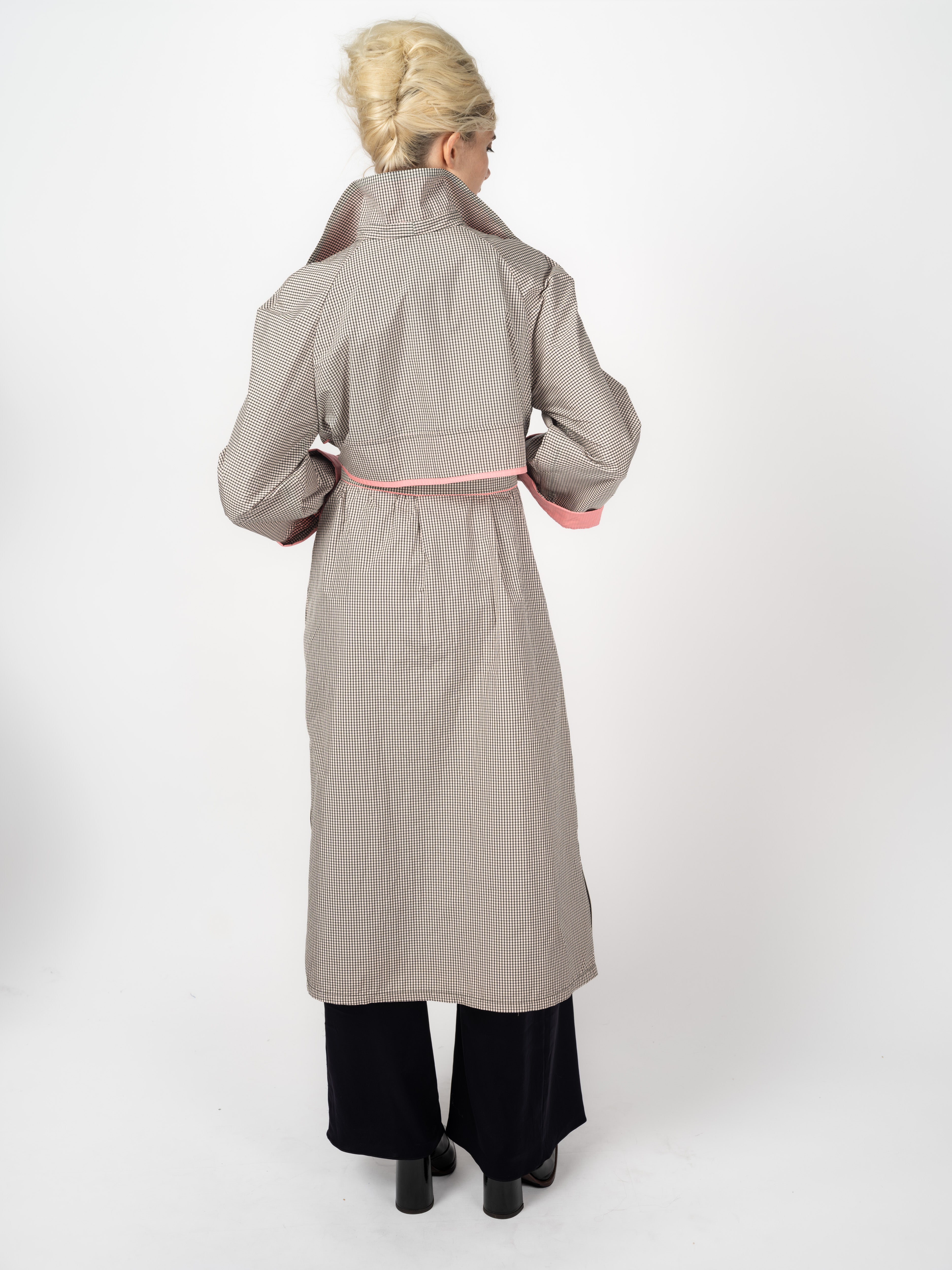 Trenchcoat Karo Schwarz und Weiss mit Rosa von Maya Seyferth – Ansicht 3