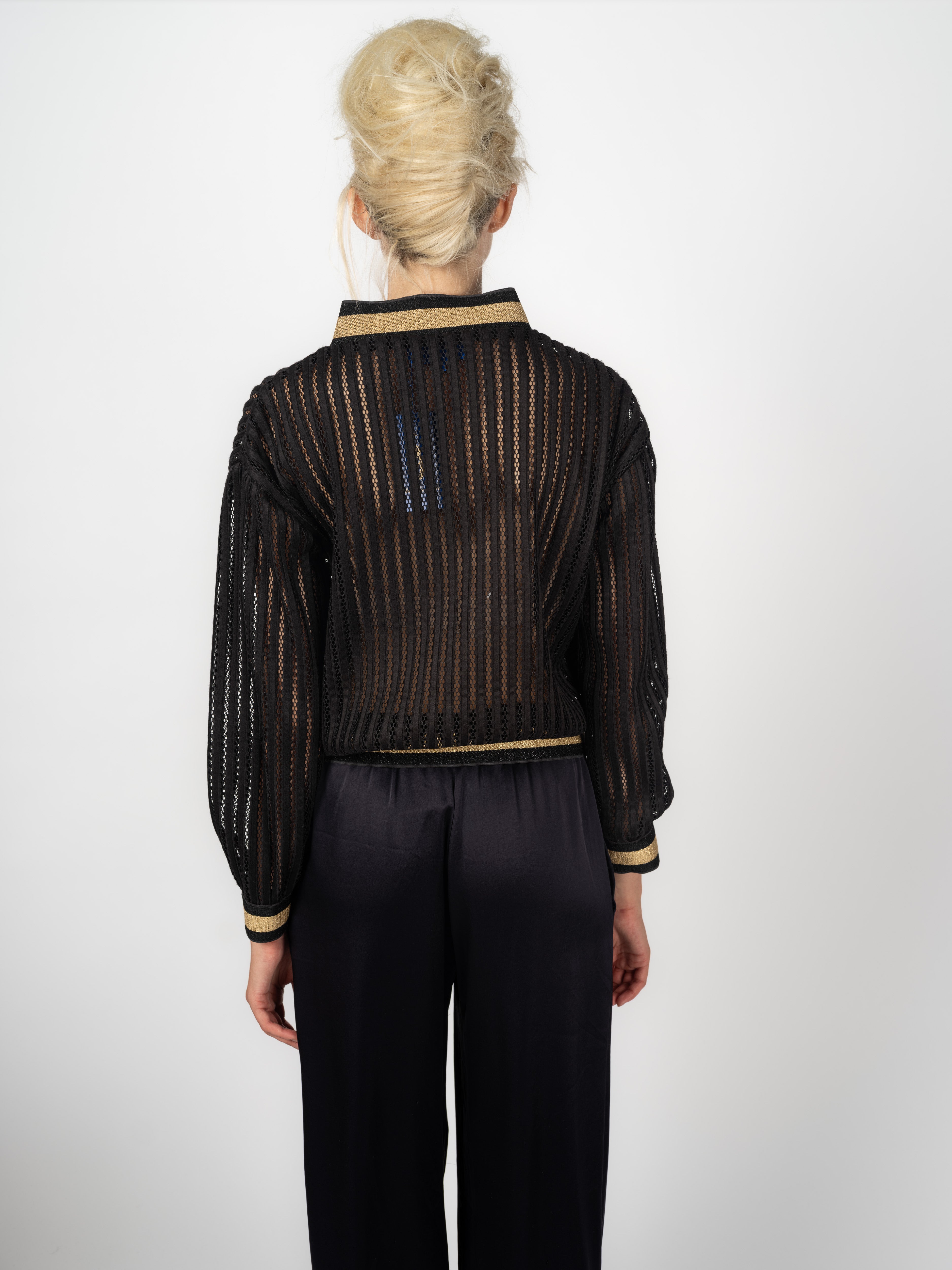 Bomberjacke Schwarz mit Netzstreifen und Gold-Bündchen von Maya Seyferth – Detailansicht