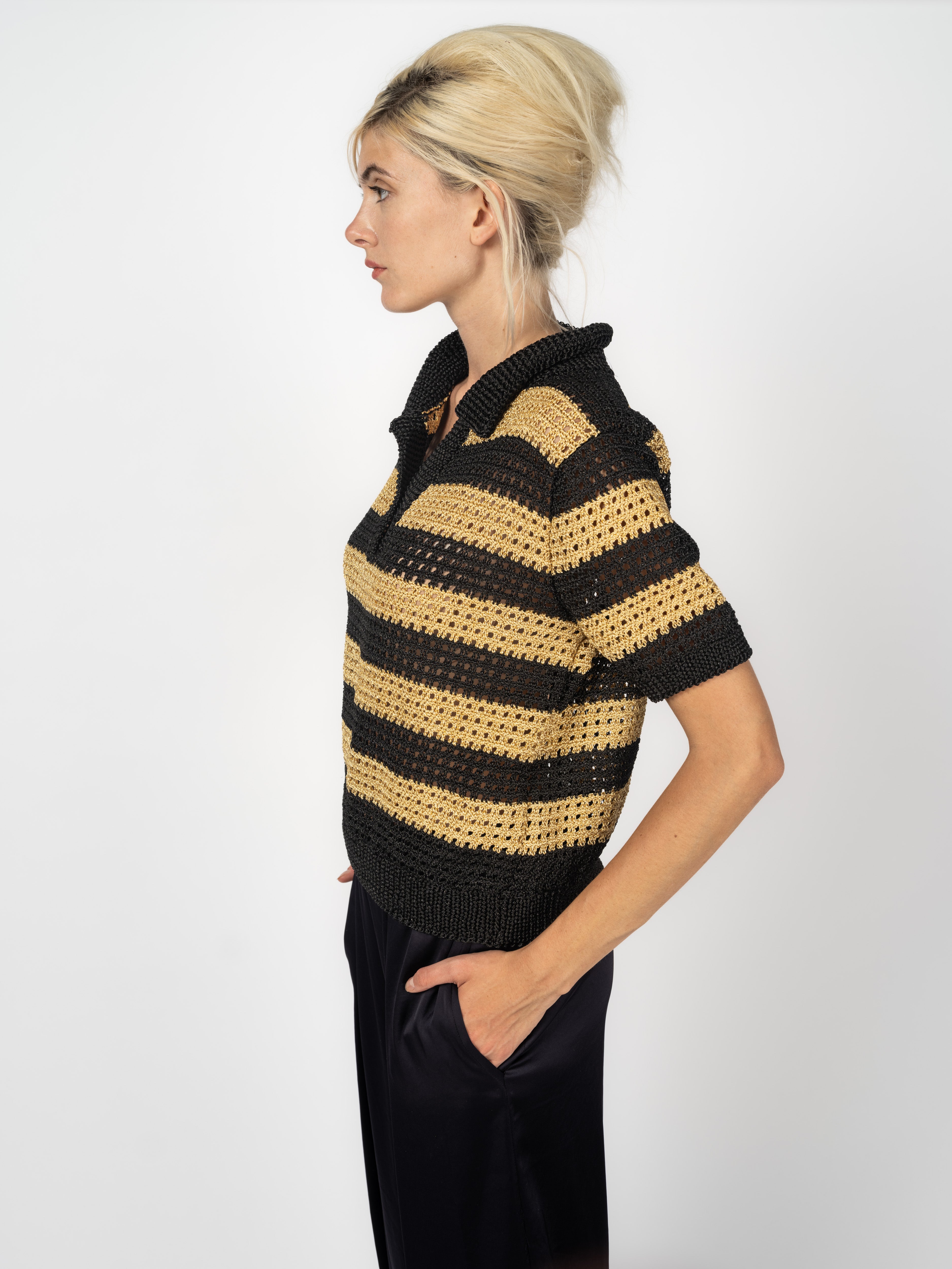 Pullover Polo Schwarz und Gold aus Baumwolle, handgestrickt von Maya Seyferth – Ansicht 3