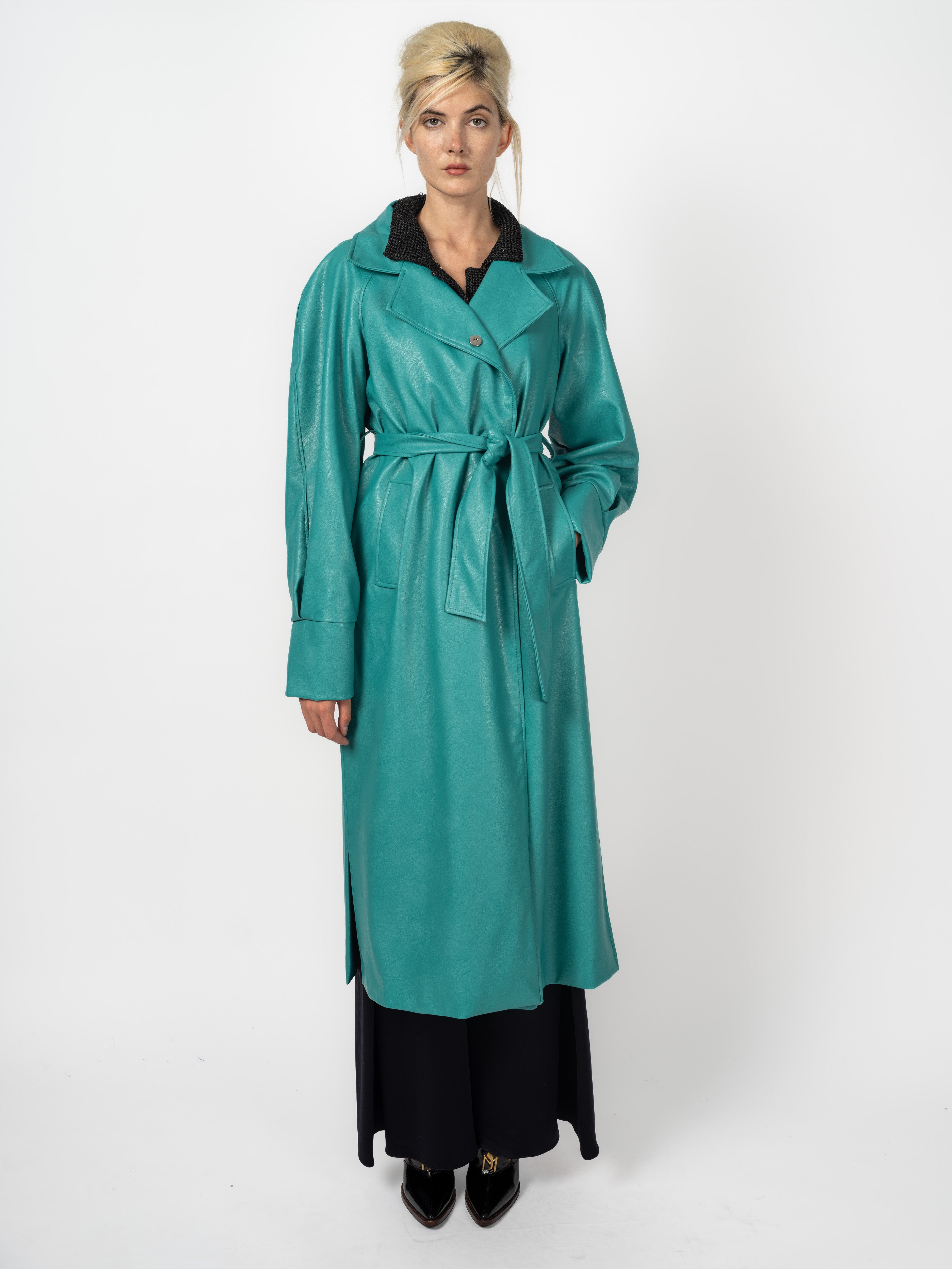 Trenchcoat Türkis aus veganem Leder von Maya Seyferth – Ansicht 3