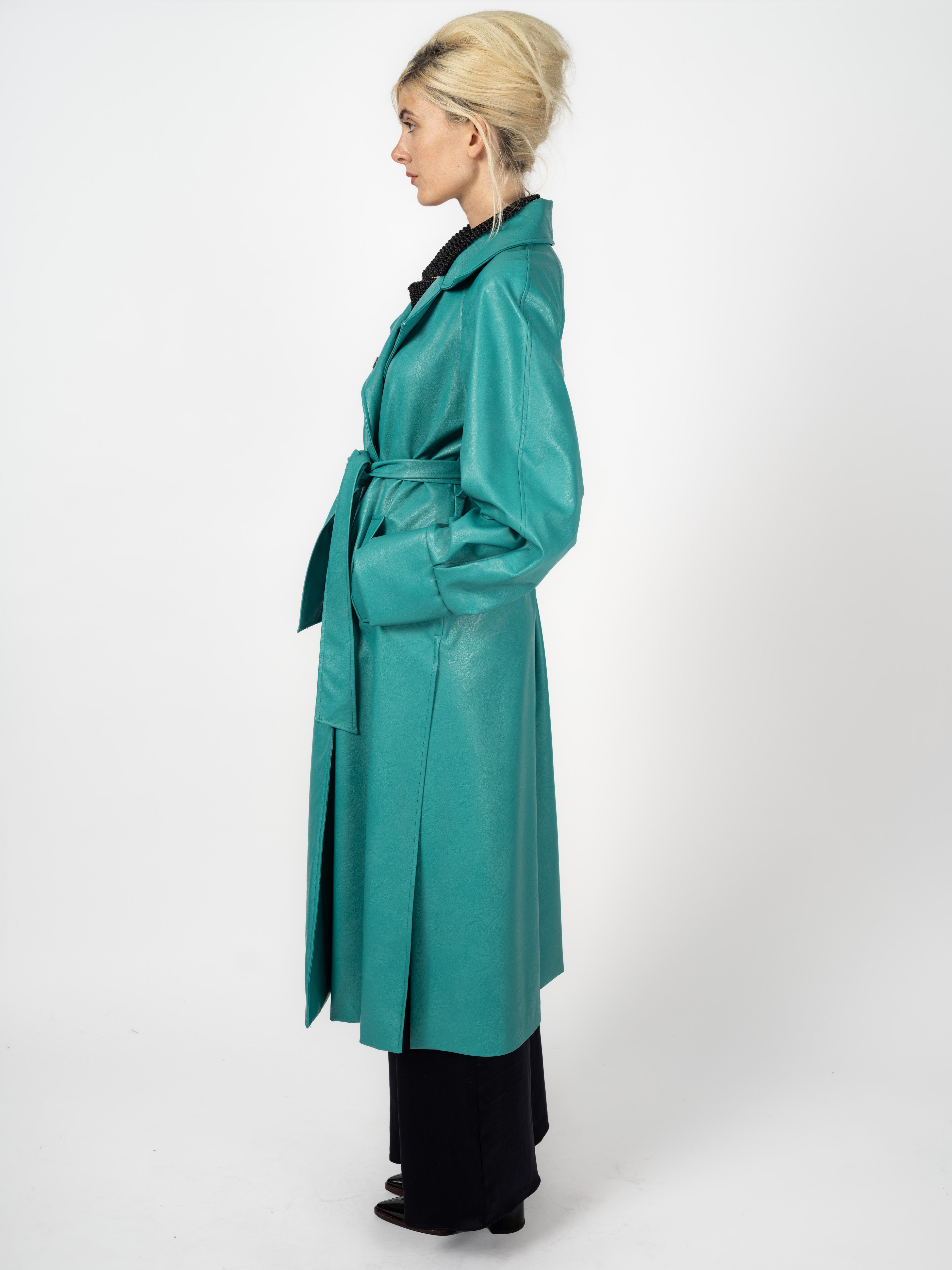 Trenchcoat Türkis aus veganem Leder von Maya Seyferth – Detailansicht
