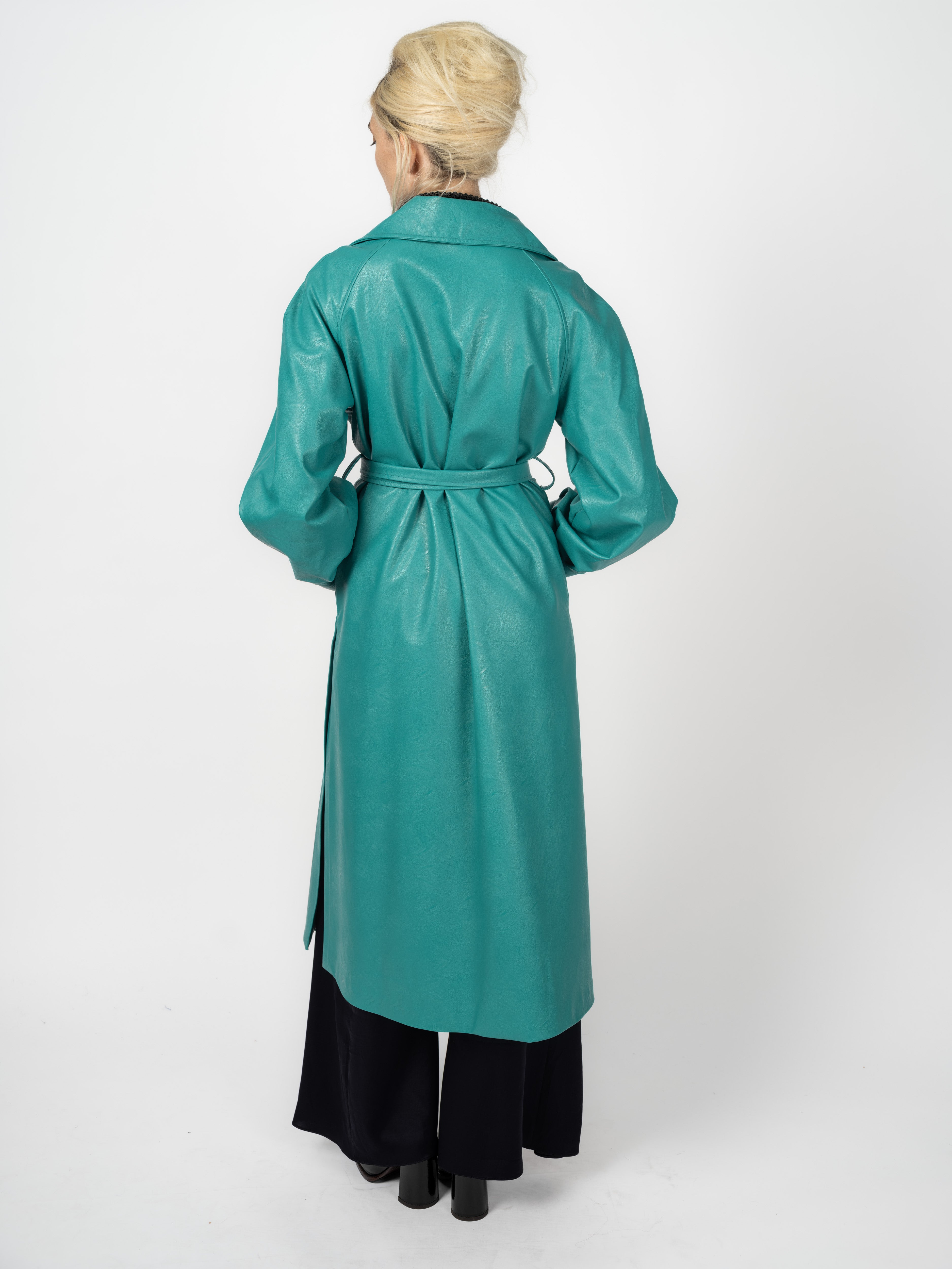 Trenchcoat Türkis aus veganem Leder von Maya Seyferth – Ansicht 2