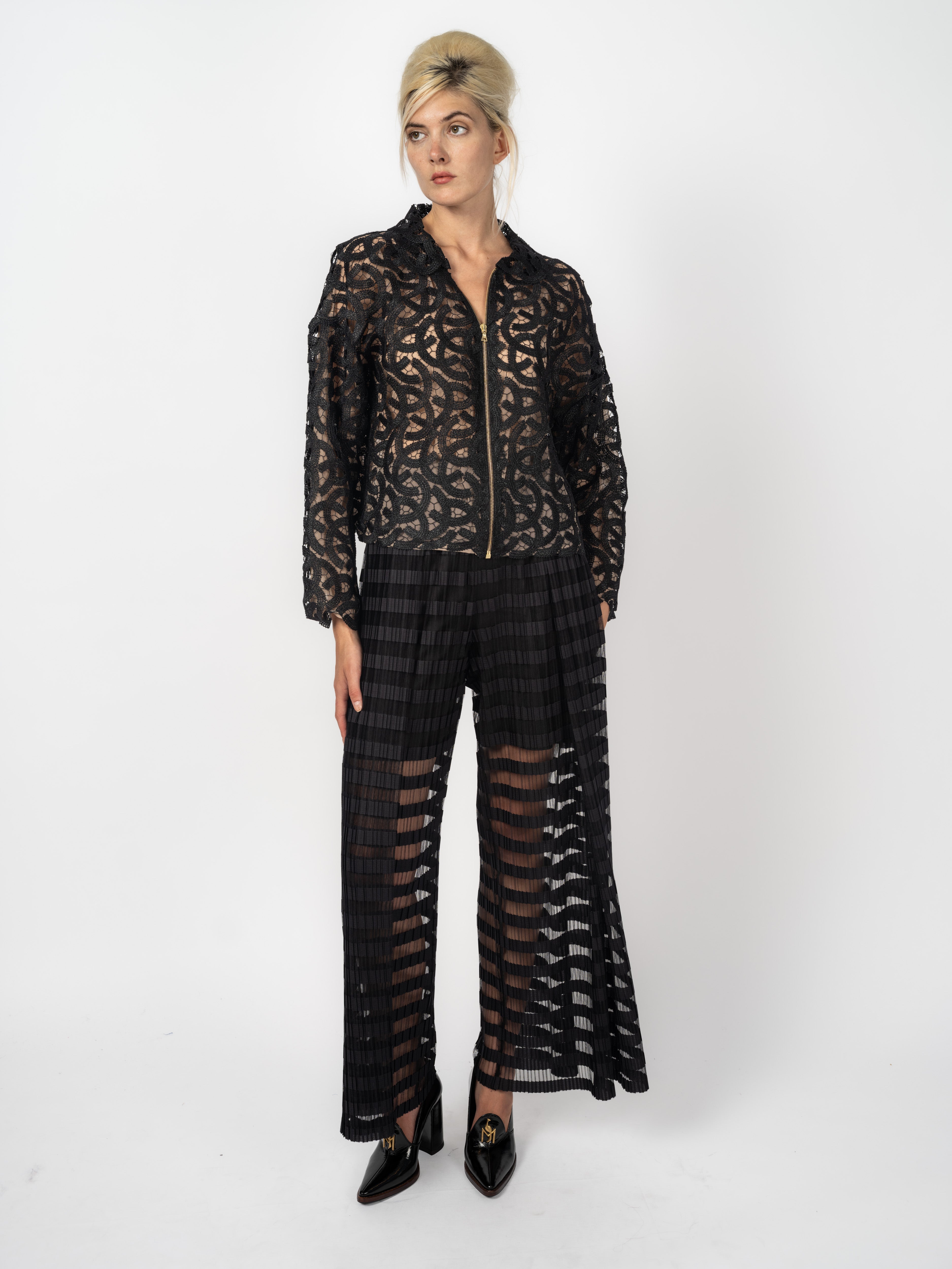 Spitzen-Bomberjacke Schwarz und transparente Plissee-Hose von Maya Seyferth – Ansicht 3