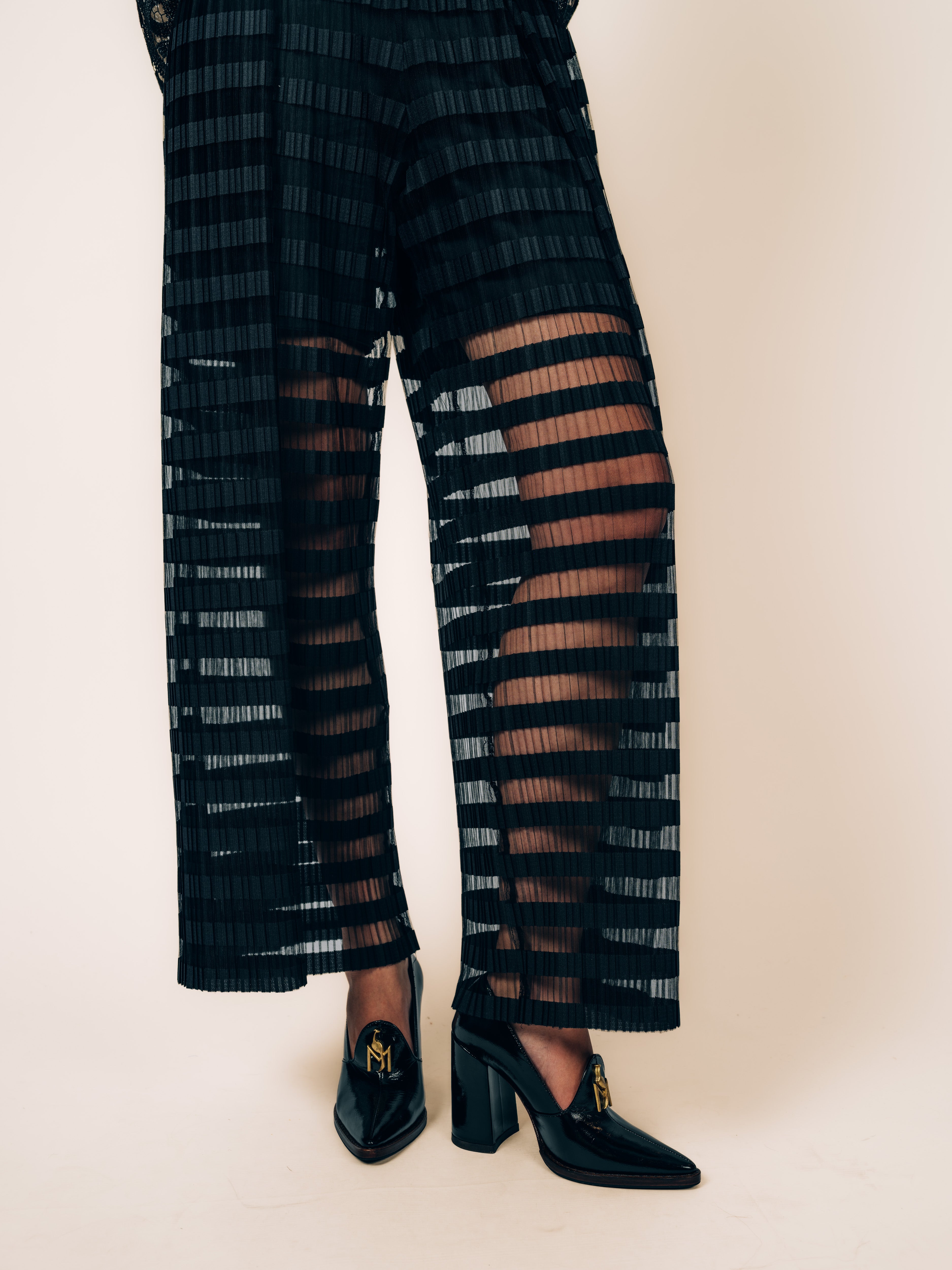 Spitzen-Bomberjacke Schwarz und transparente Plissee-Hose von Maya Seyferth – Detailansicht