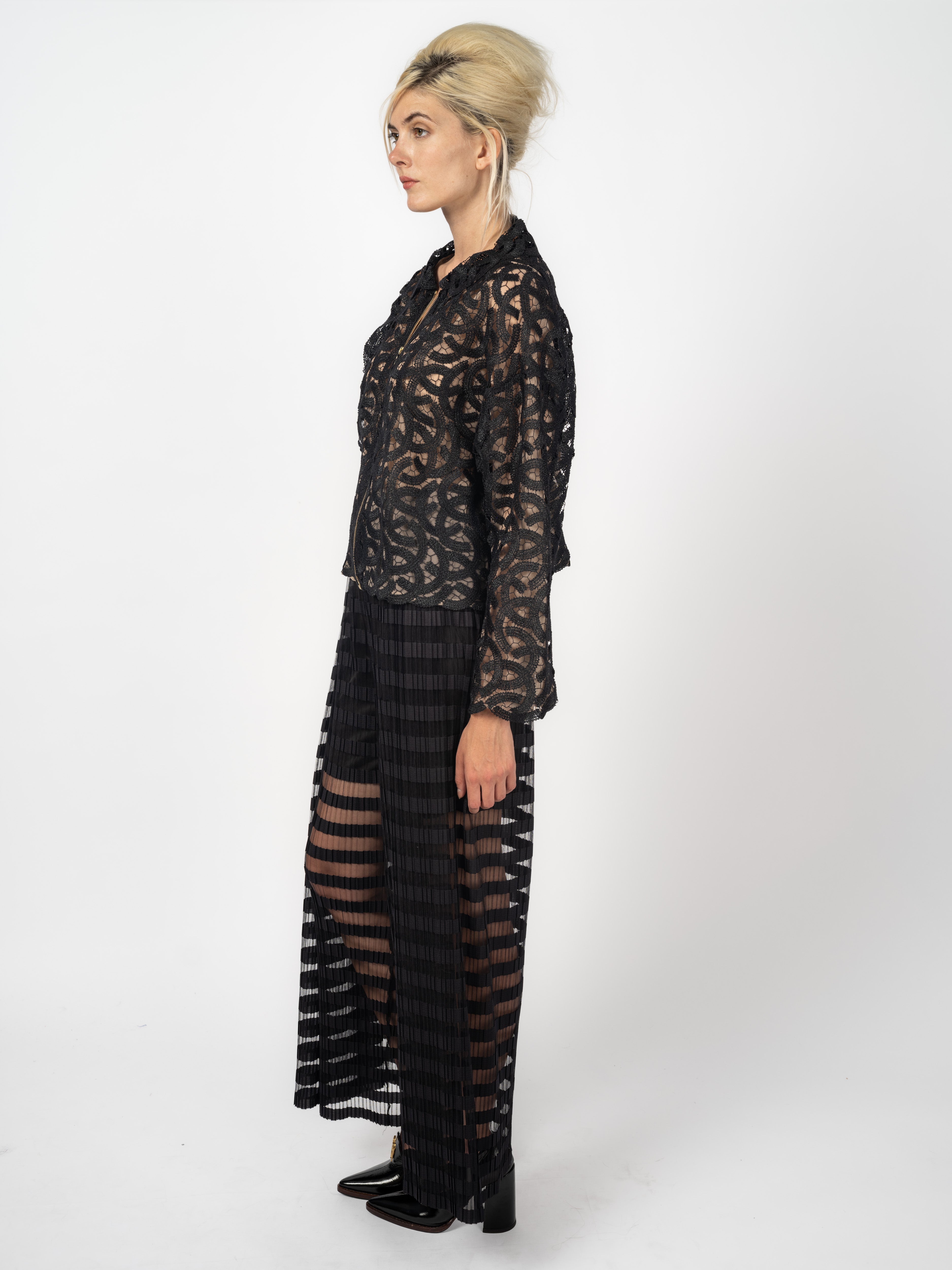 Spitzen-Bomberjacke Schwarz und transparente Plissee-Hose von Maya Seyferth – Ansicht 4