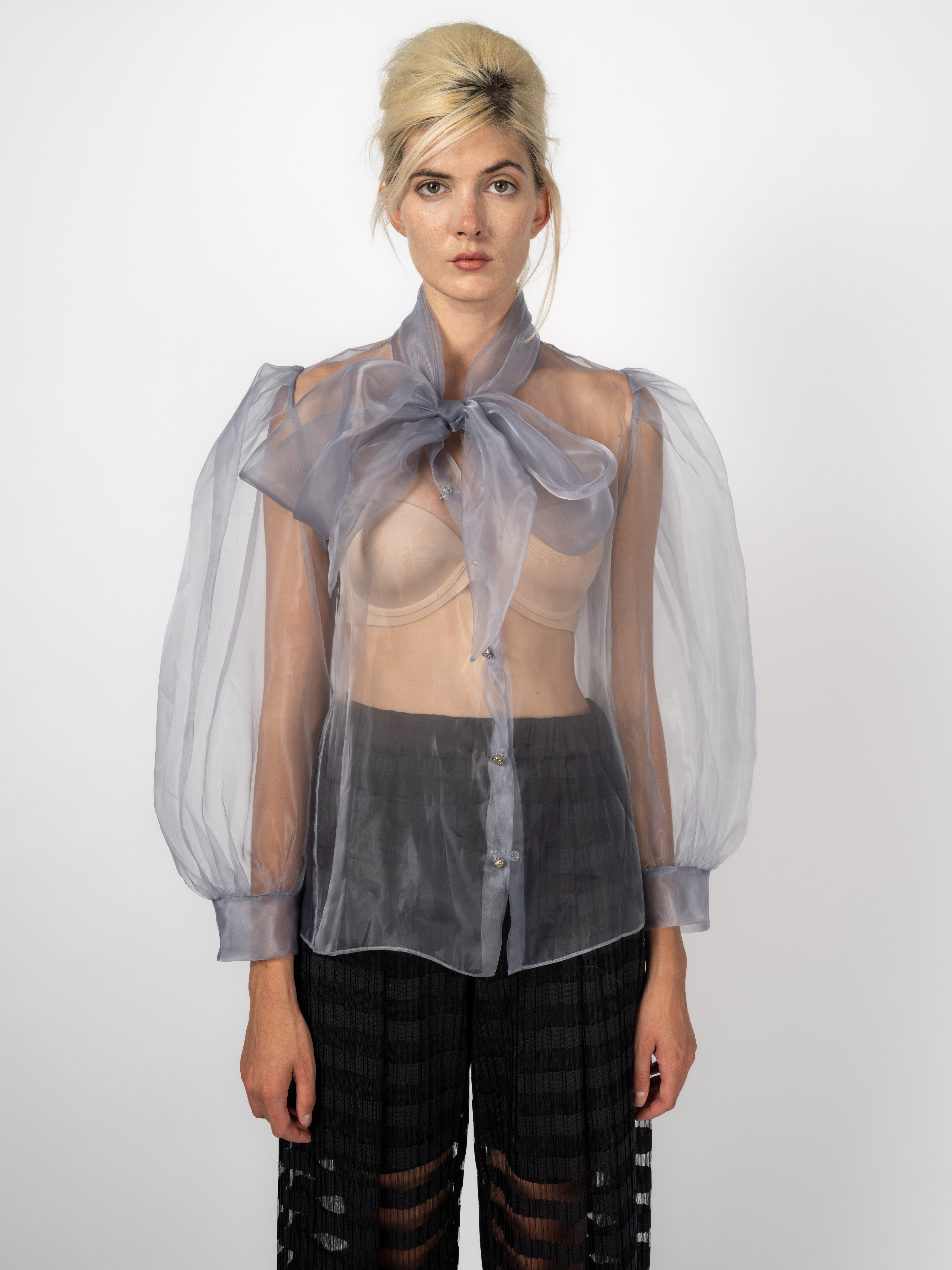 Transparente Schluppenbluse in Grau aus feinstem Organza mit grosser Schleife und bauschigen Ärmeln von Maya Seyferth