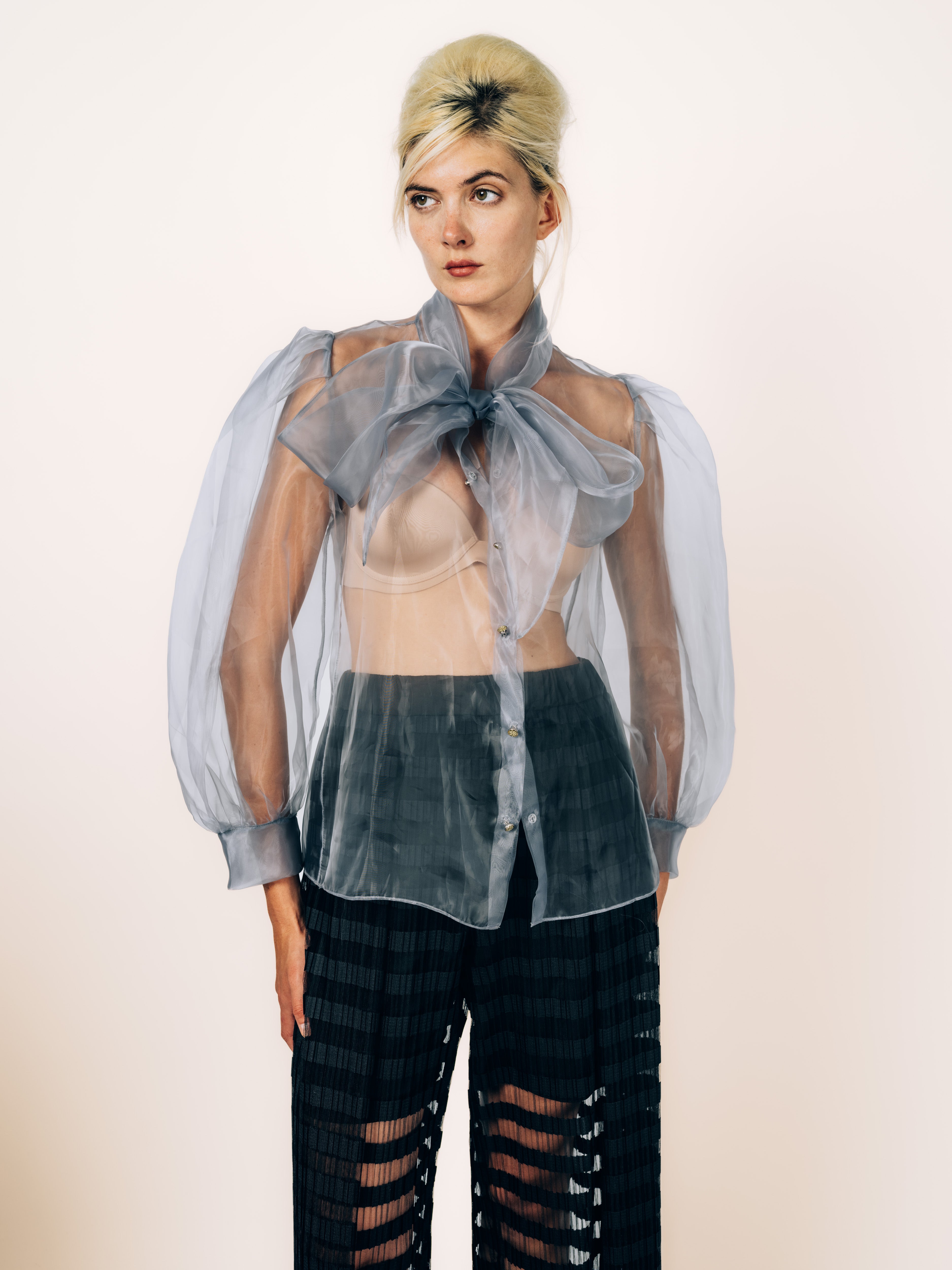Transparente Schluppenbluse in Grau aus feinstem Organza mit grosser Schleife und bauschigen Ärmeln von Maya Seyferth