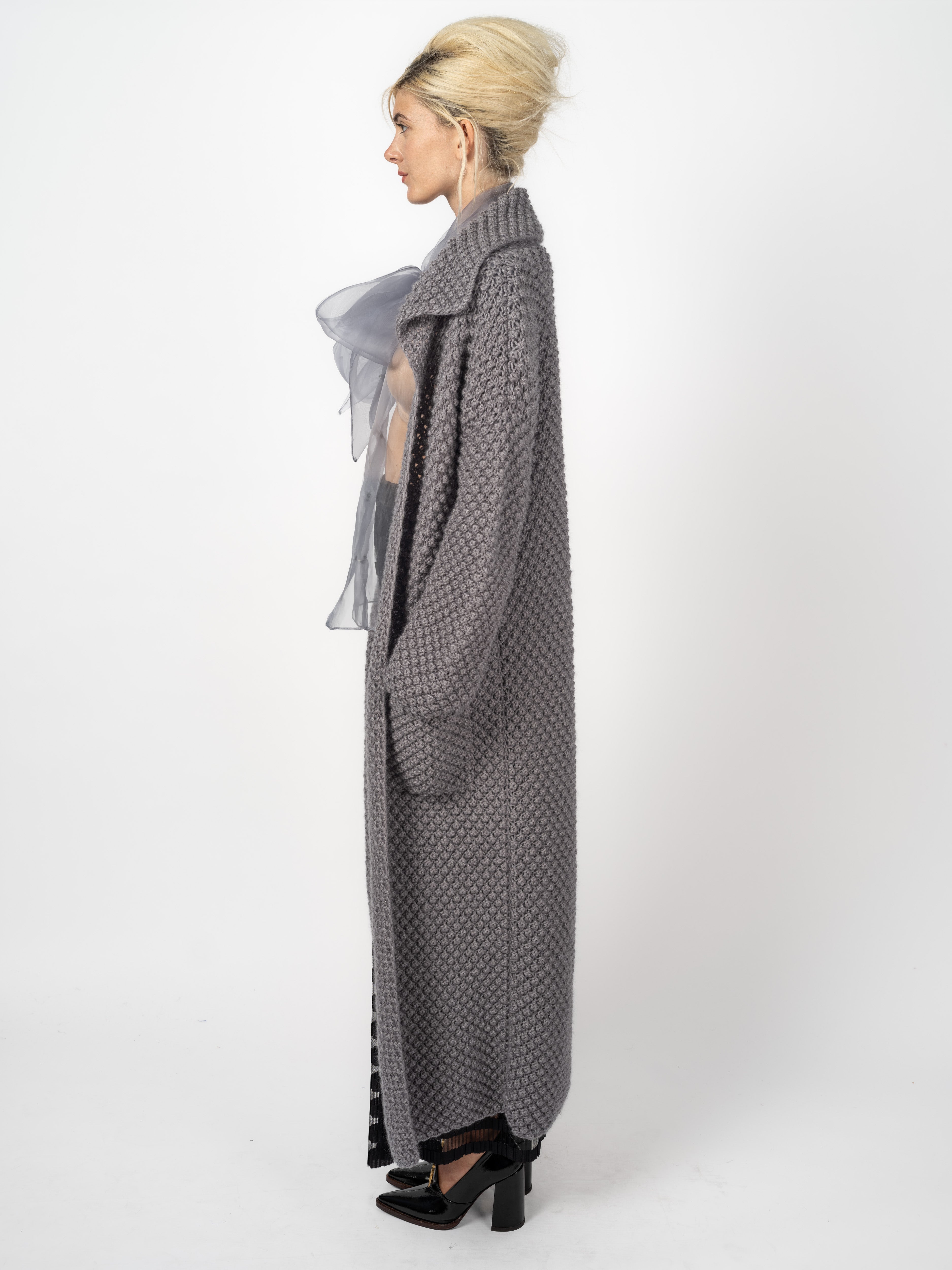 Strickmantel Grau aus Wolle, handgestrickt von Maya Seyferth – Ansicht 3