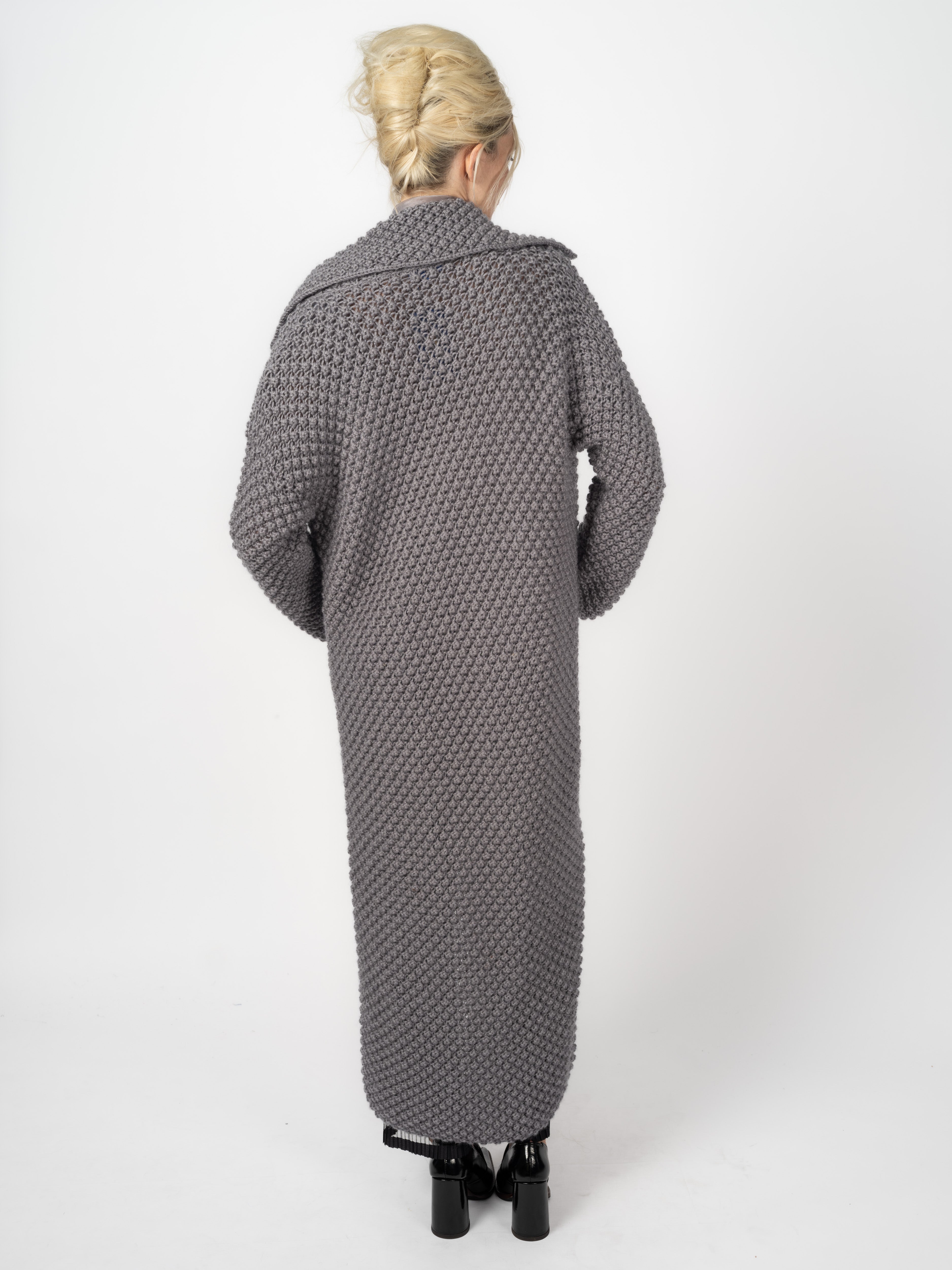 Strickmantel Grau aus Wolle, handgestrickt von Maya Seyferth – Detailansicht