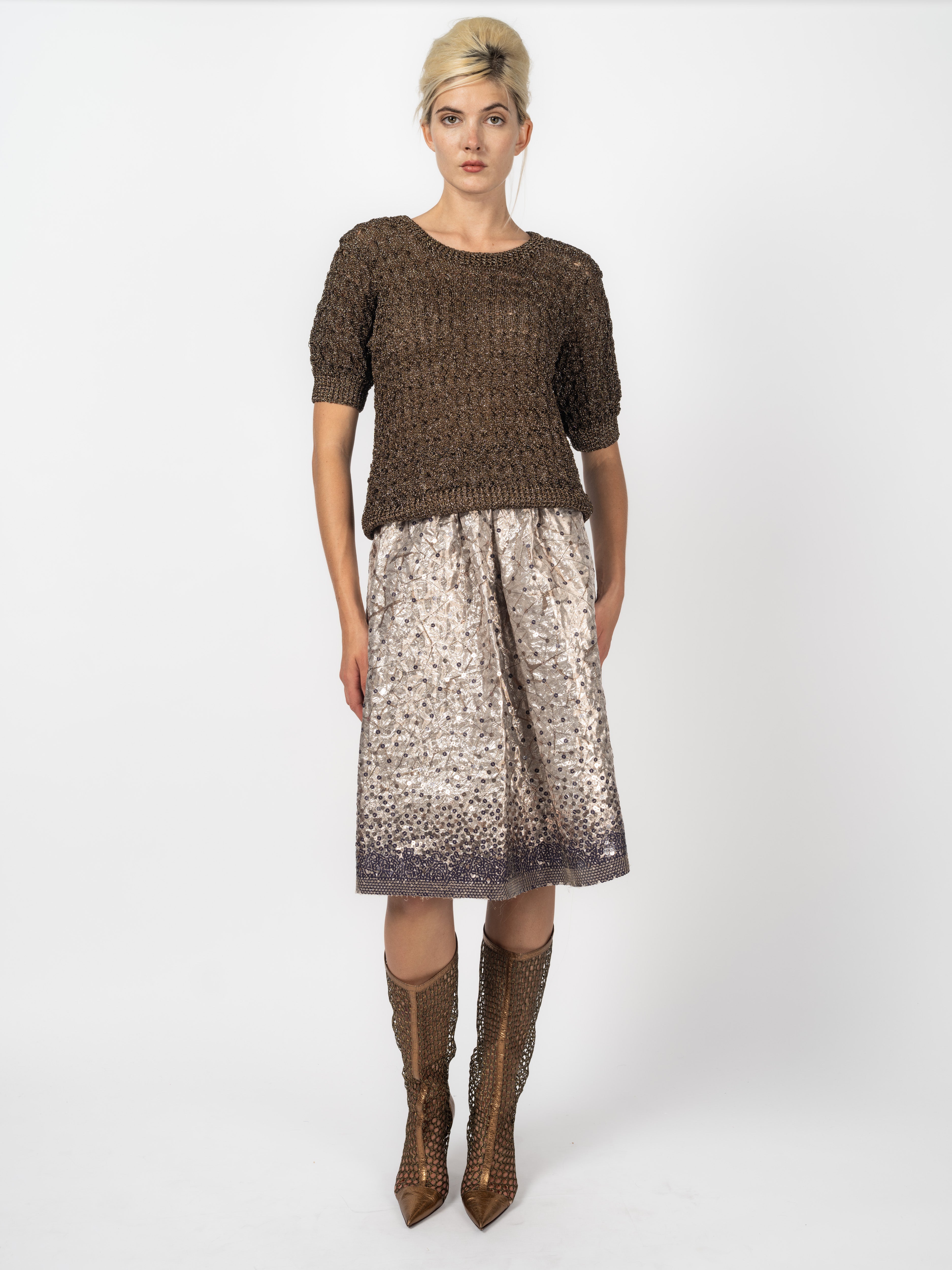 Handgestrickter Kurzarm-Pullover Braun und Rock Champagner mit Pailletten im Verlauf von Maya Seyferth, Gesamtlook