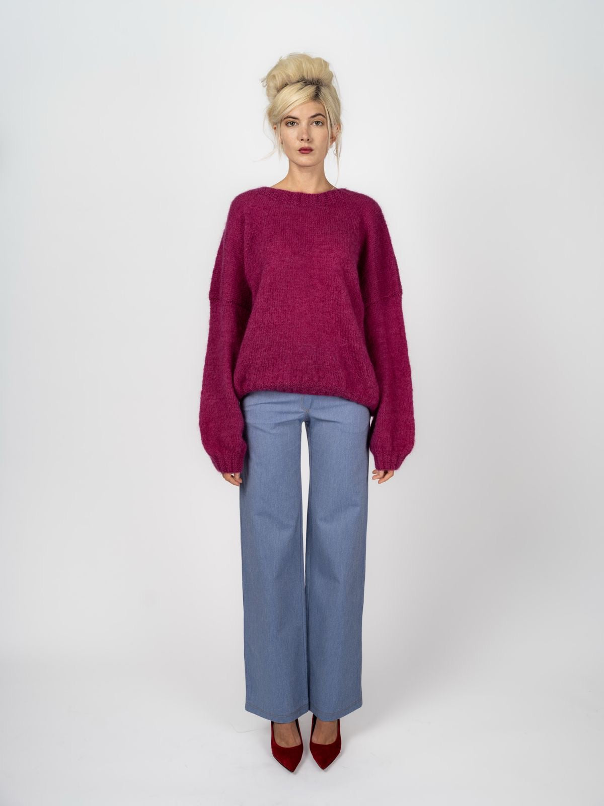 Handgestrickter Oversize-Pullover aus Angora in Beere mit Rundhals und Ballonärmeln von Maya Seyferth