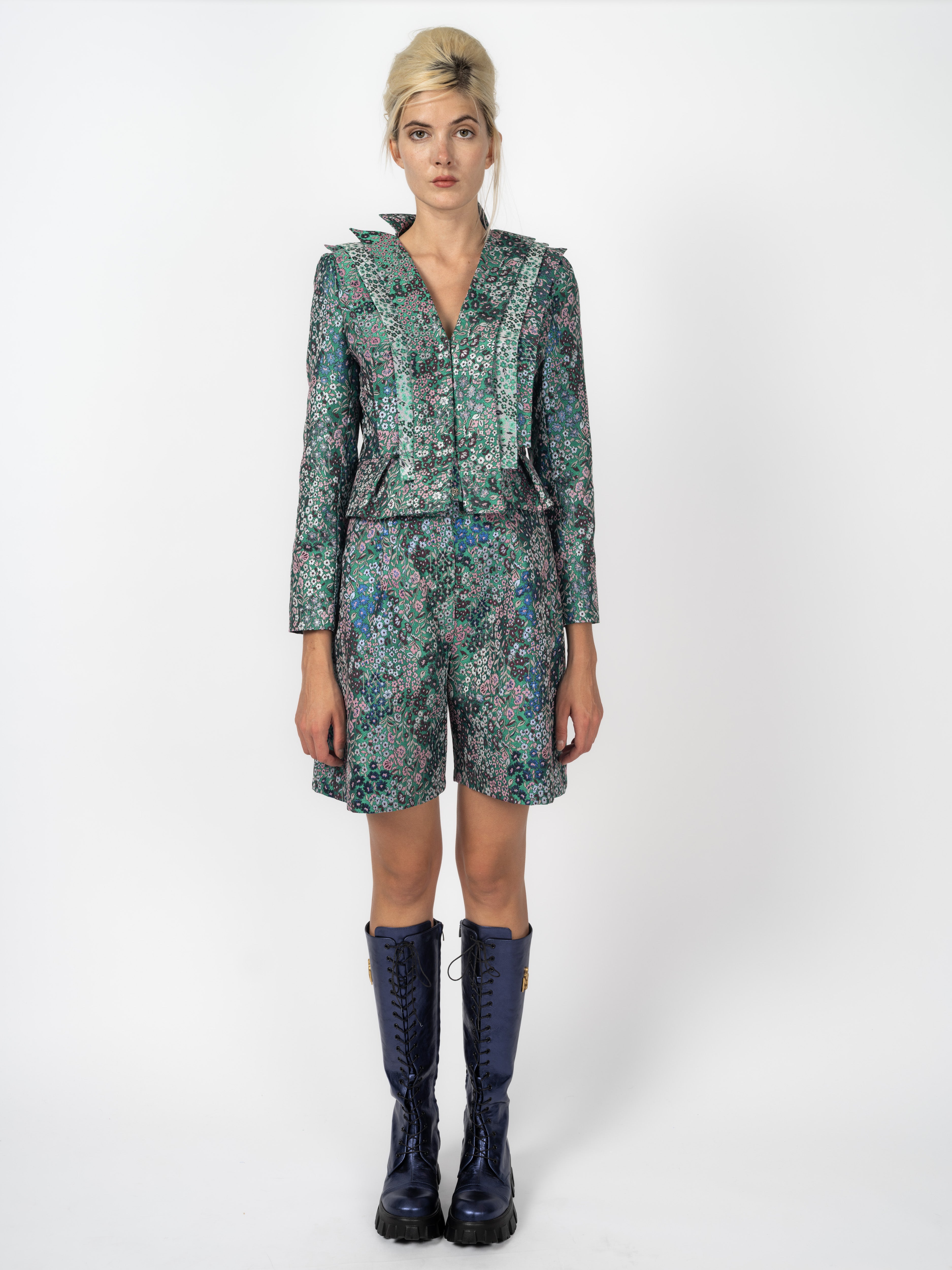 Kurzblazer und Hosenrock Grün aus Blüten-Jacquard von Maya Seyferth, Gesamtlook mit Schnürstiefeln Marineblau
