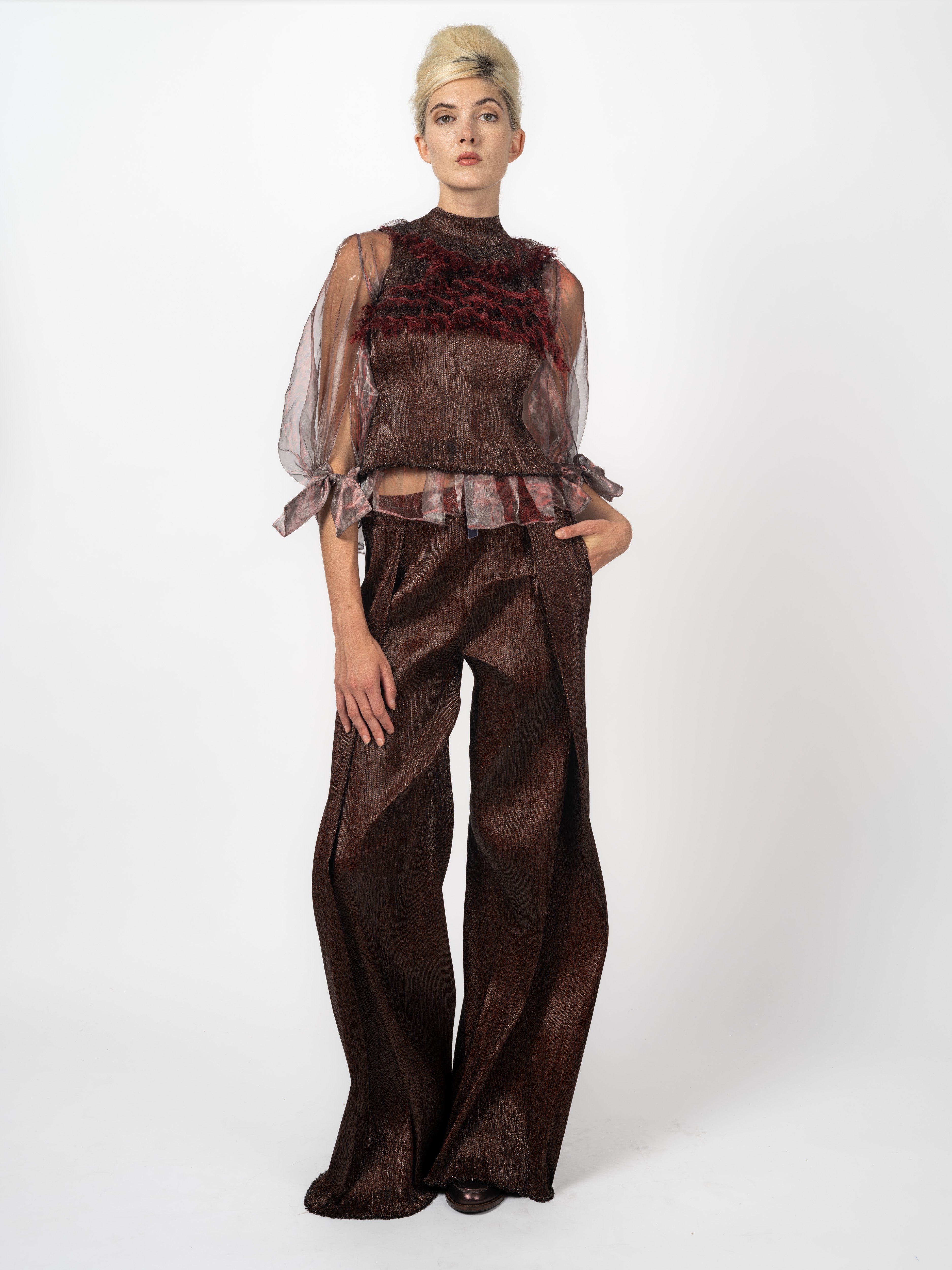 Top Bronze mit Fransenbesatz unter transparenter Chiffonbluse – Vorderansicht