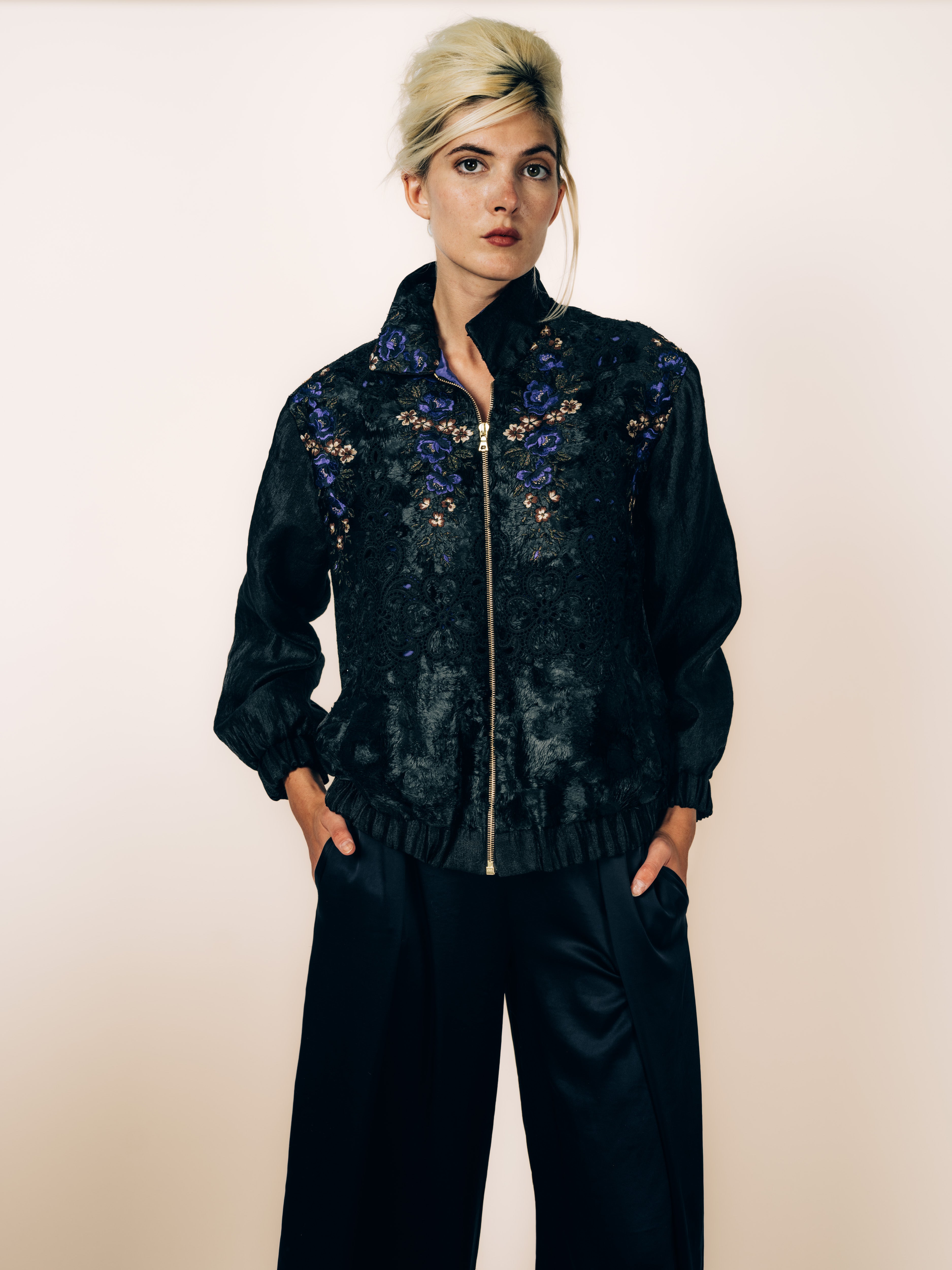 Bomberjacke Schwarz mit Stickerei in Violett und Seidenhose Schwarz mit weitem Bein von Maya Seyferth, Gesamtlook