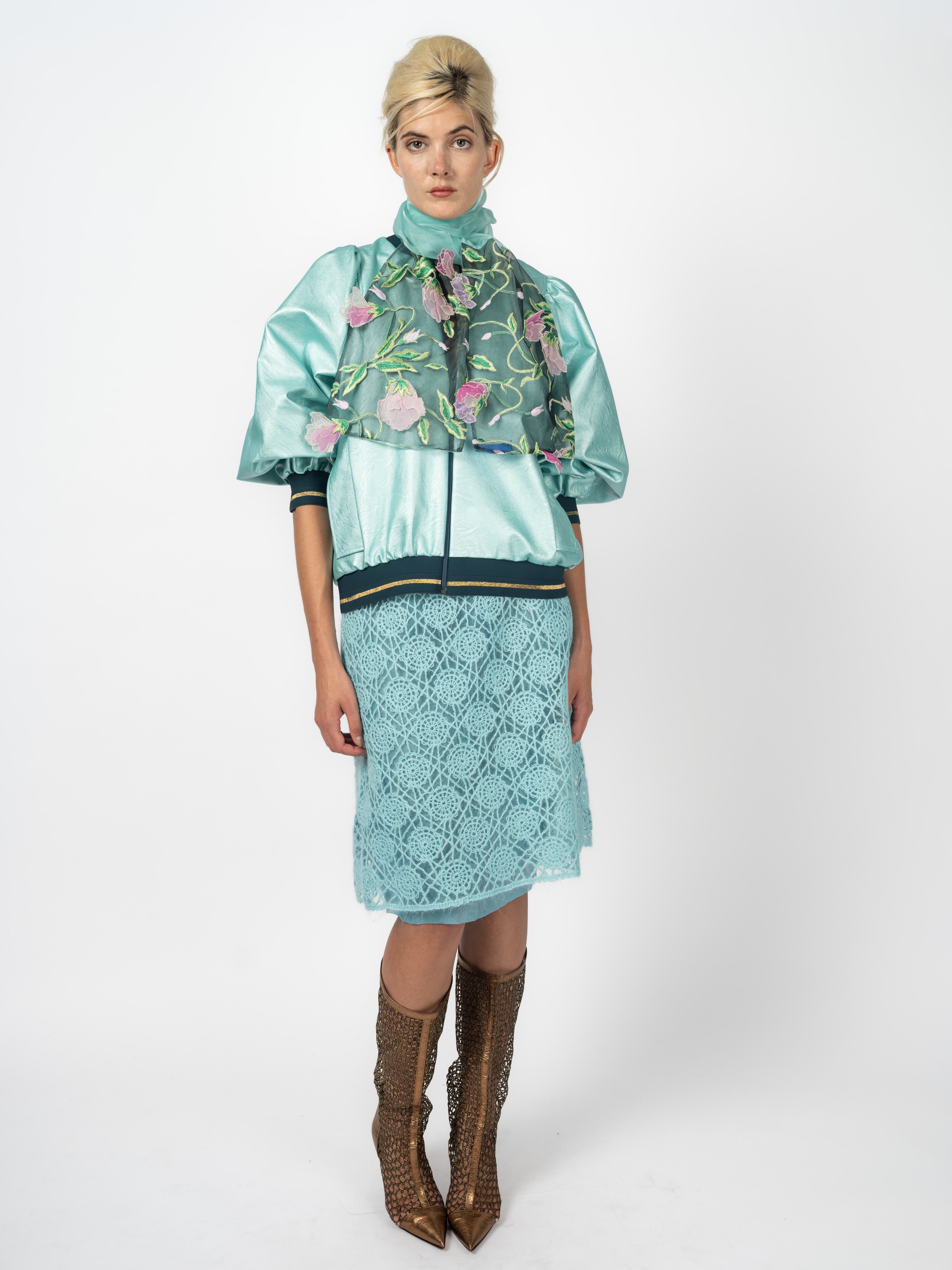 Bomberjacke Mint aus veganem Leder und Rock Mint aus Guipure-Stickerei mit Schal Mint mit Rosenstickerei von Maya Seyferth, Gesamtlook